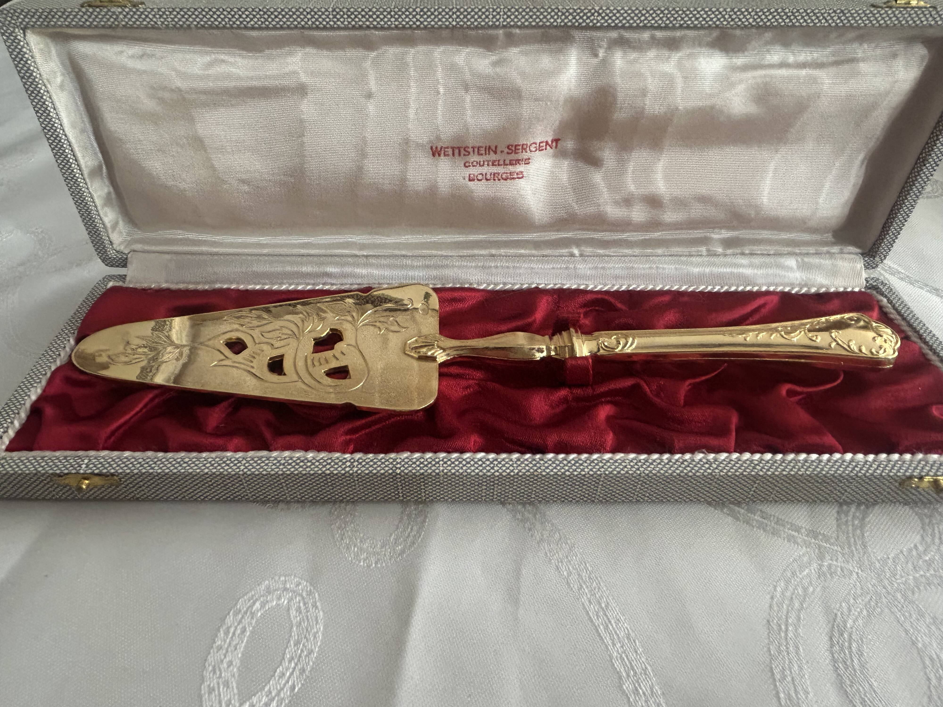 Vintage gold metal pie server – 1950s – with original case