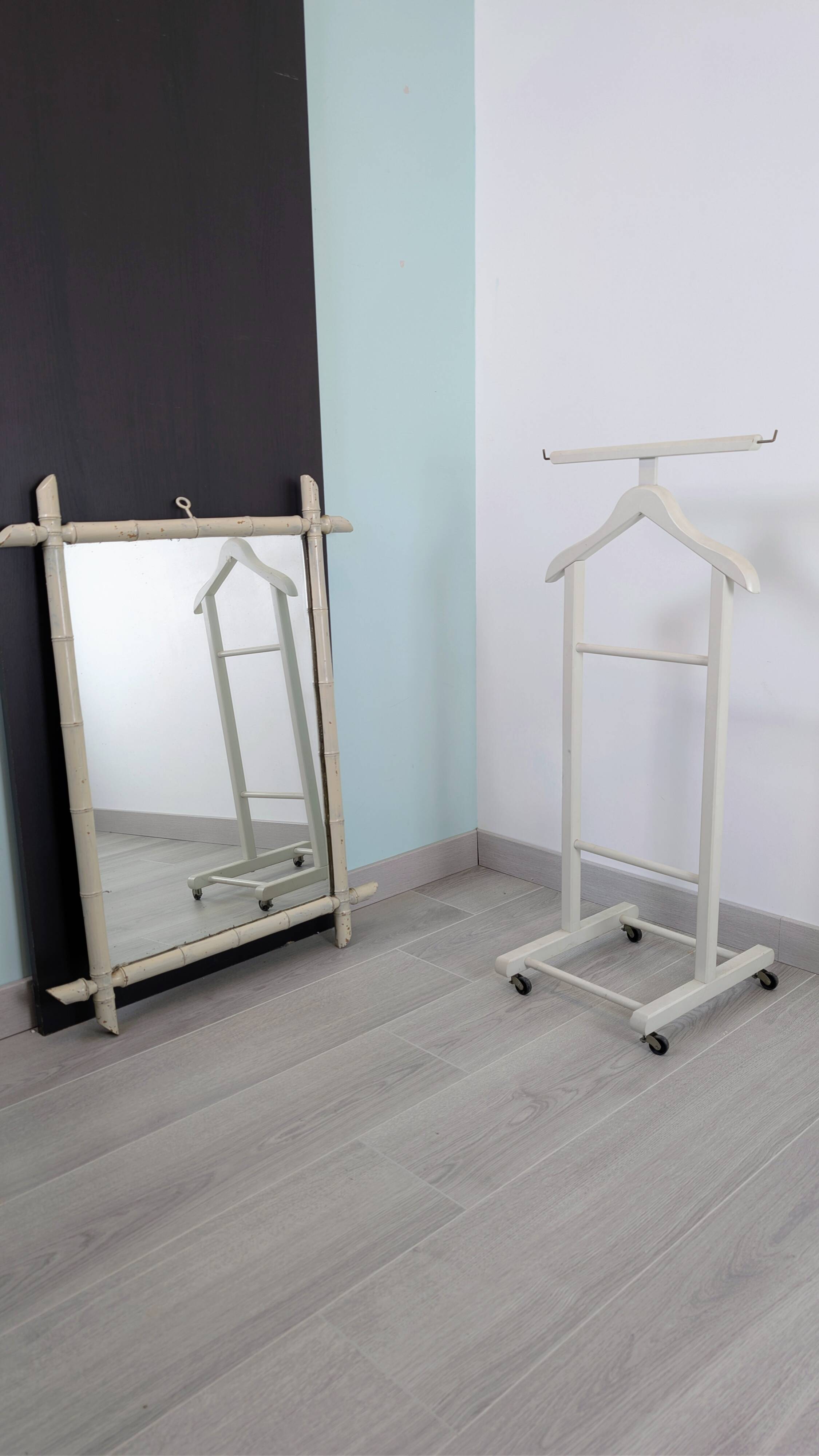 Vintage mirror with a bamboo spirit painted white – Graphic elegance and exoticism