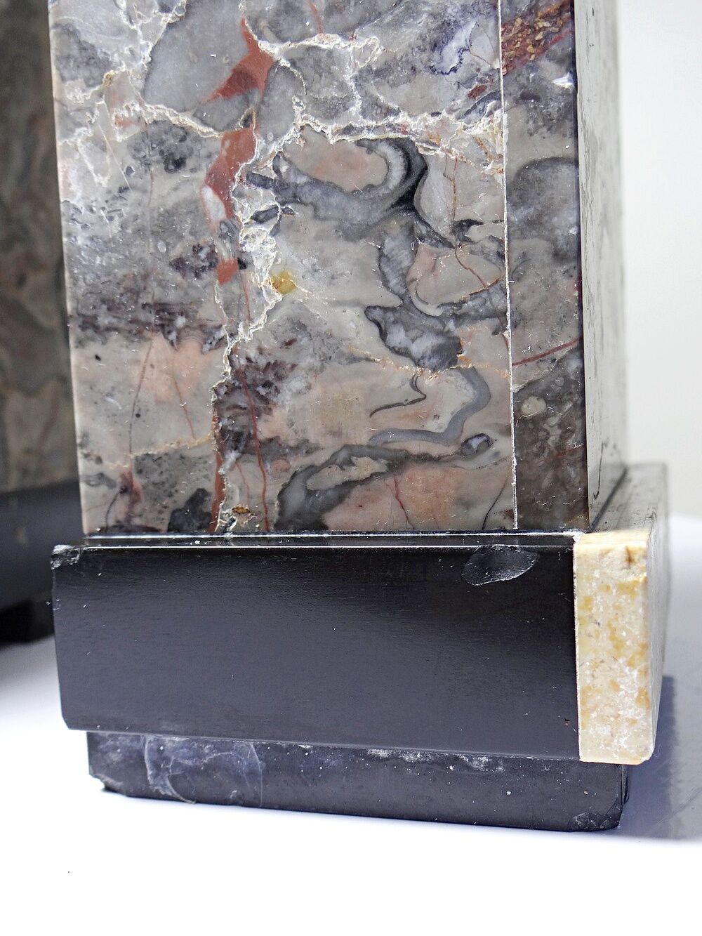 Pair of bookends, Art Deco fireplace decoration in antique marble from the 1920s-1930s.