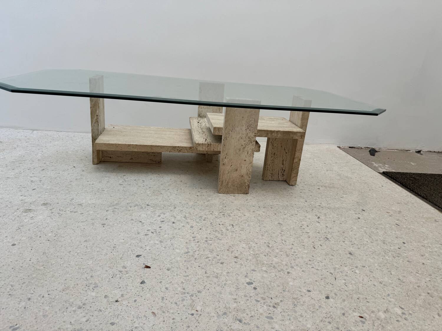 Table basse brutaliste en travertin, 1970