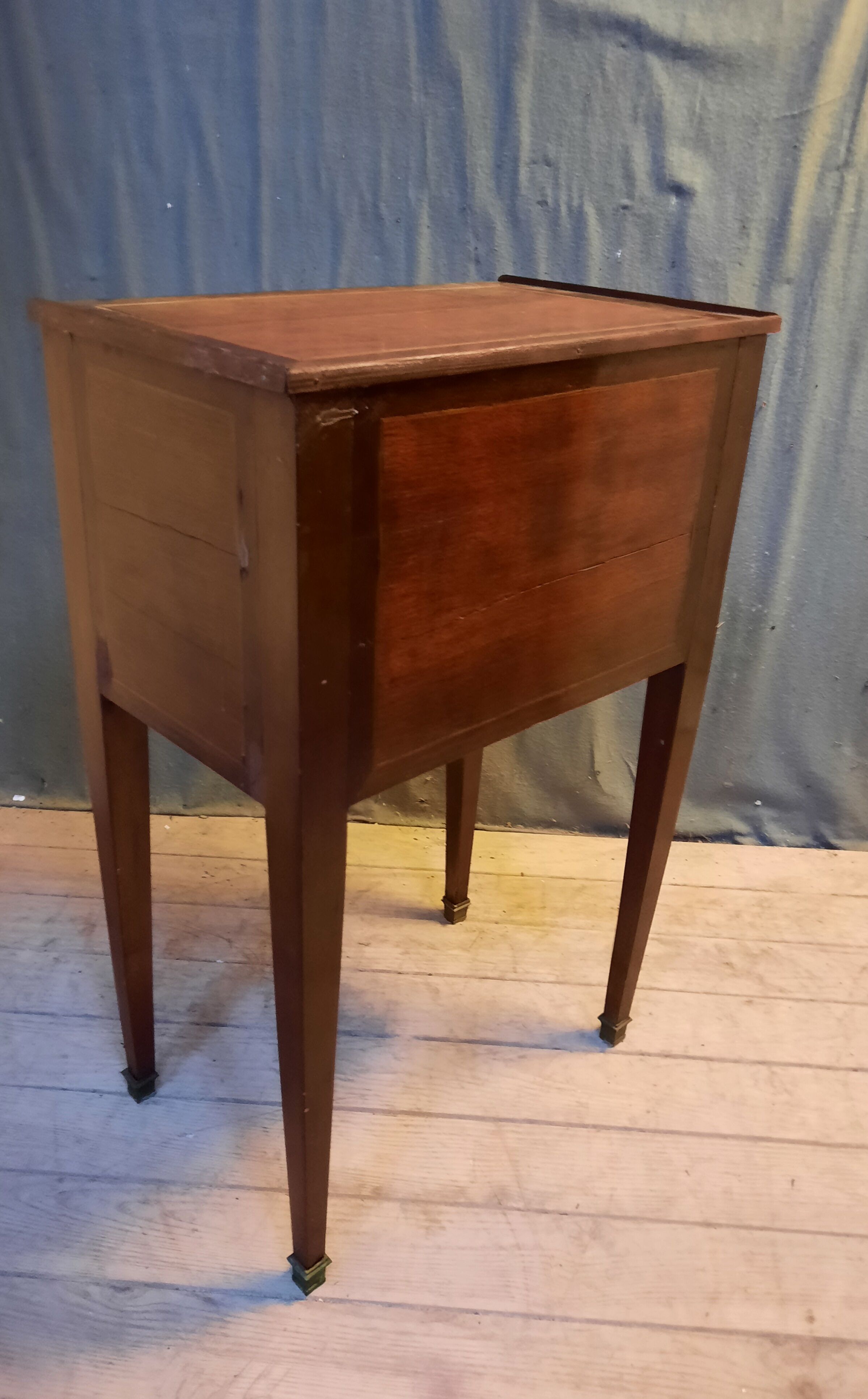 Antique chest of drawers in veneer