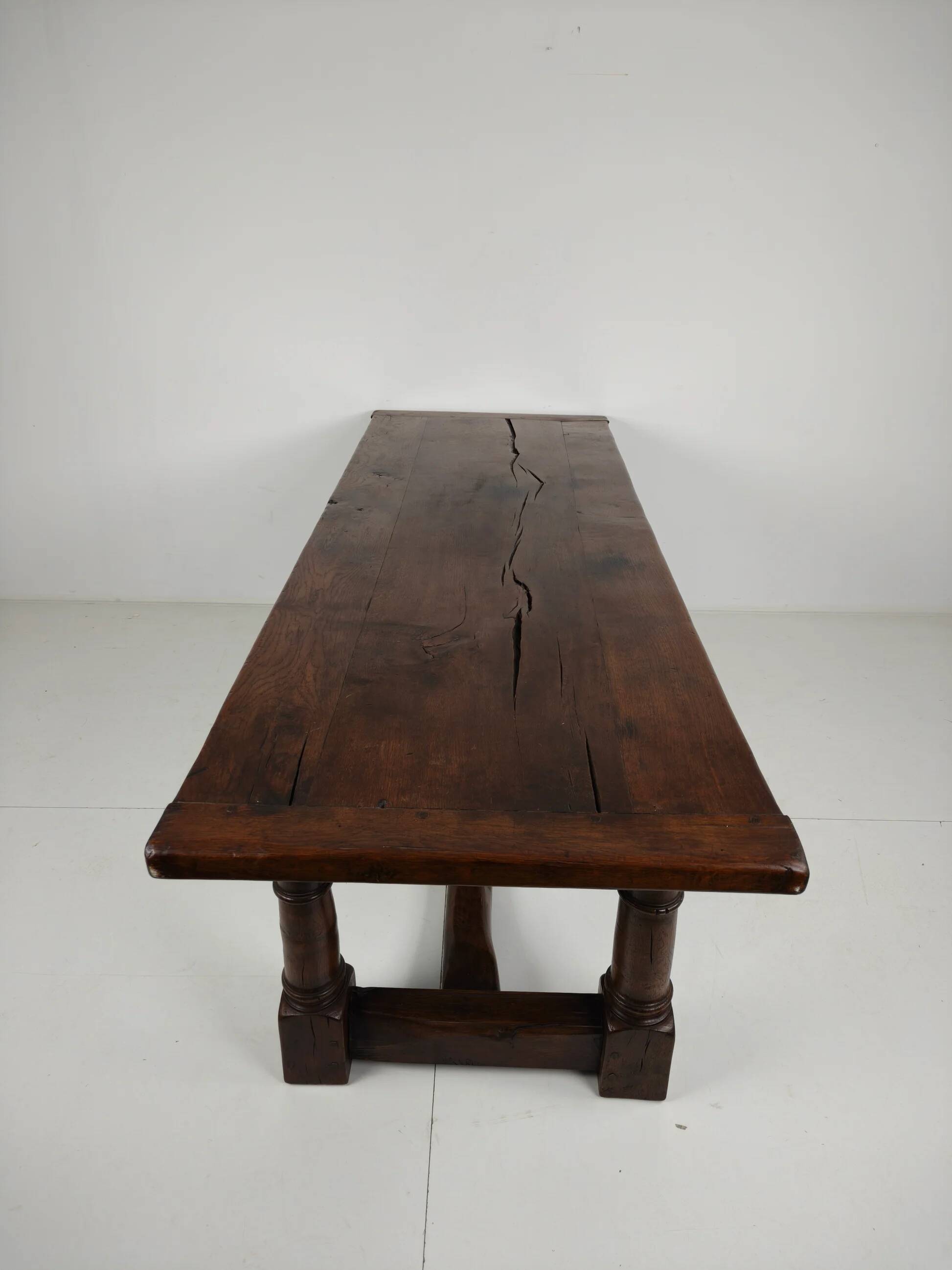 Table à manger anglaise en chêne massif, XXe siècle