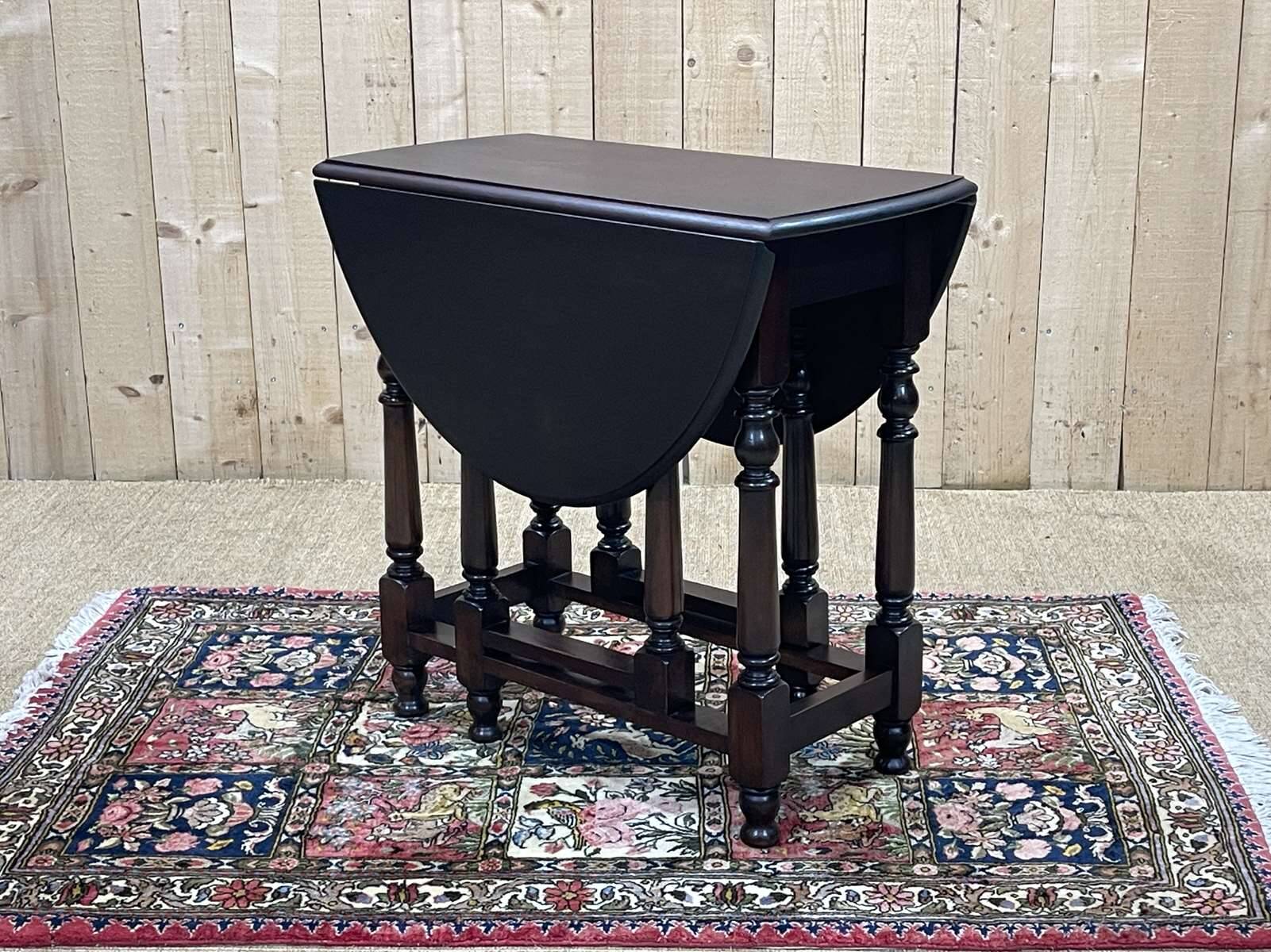 English gateleg in mahogany, work early 20th century