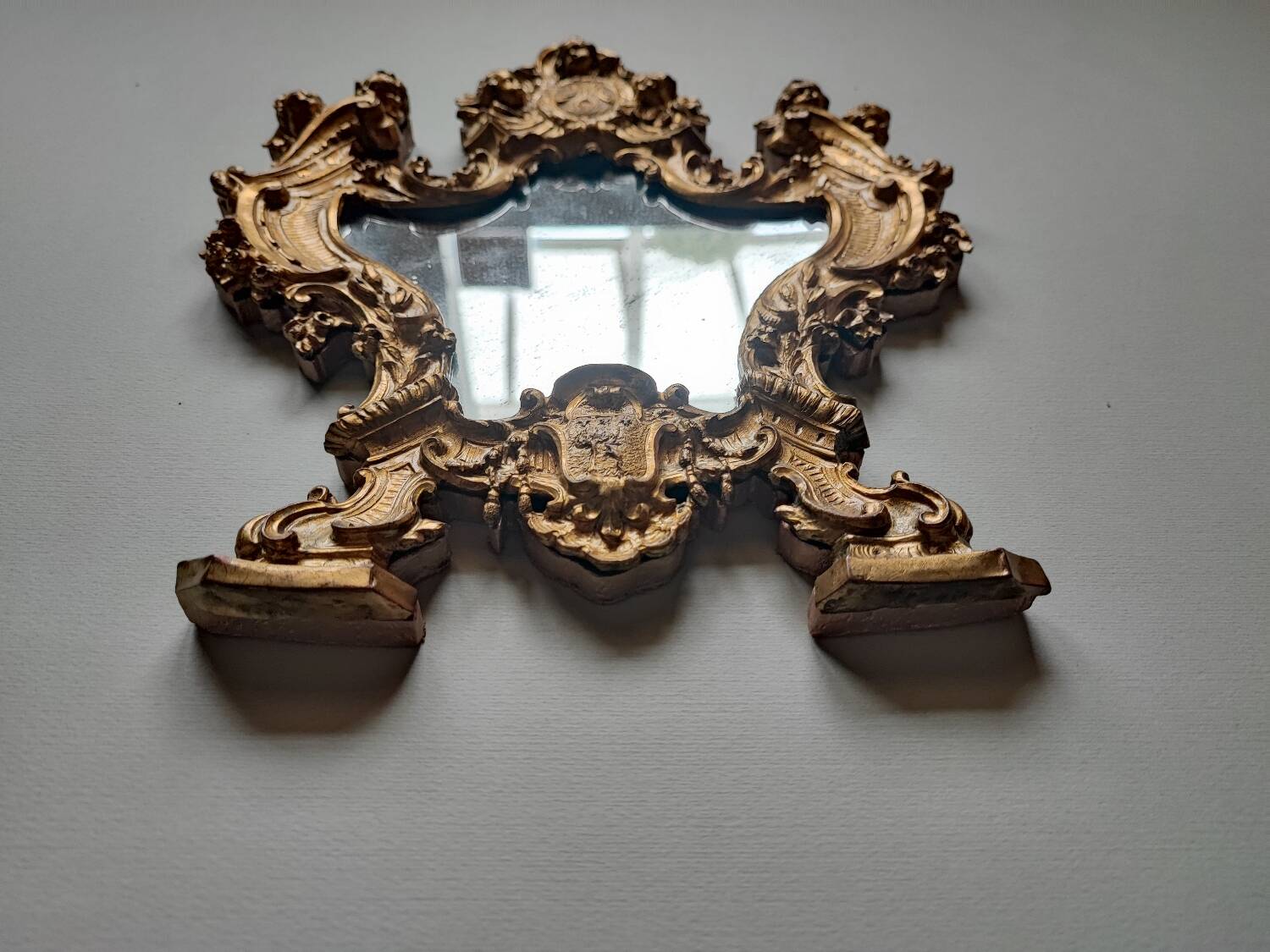Petit miroir suspendu en métal doré