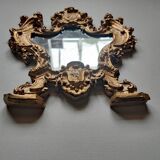 Petit miroir suspendu en métal doré