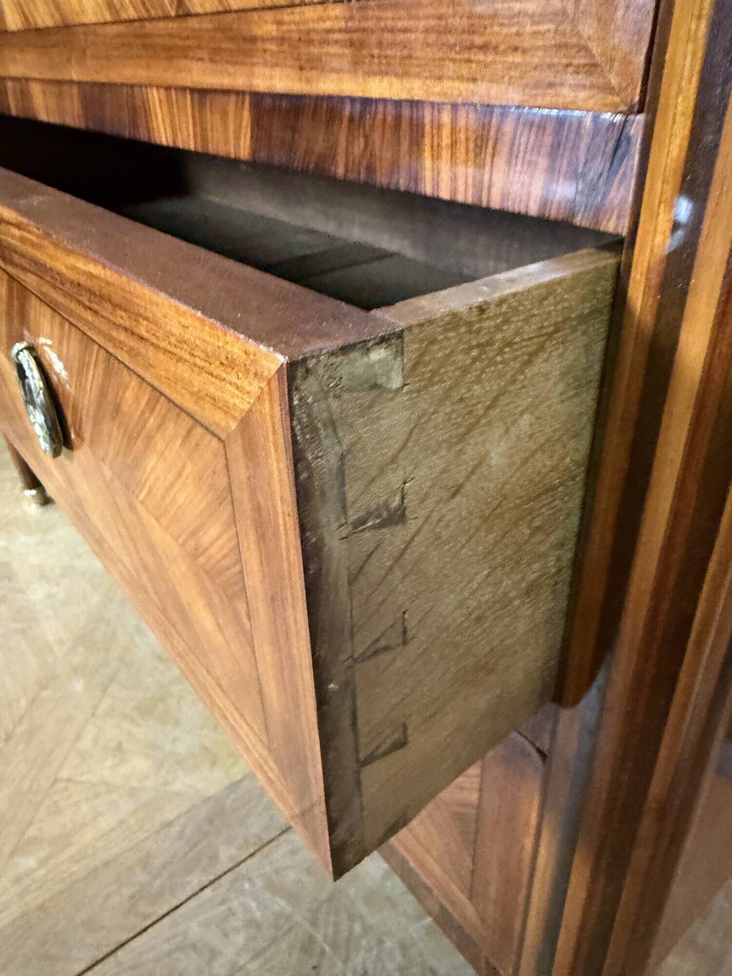 Louis XVI commode in rosewood and rosewood.