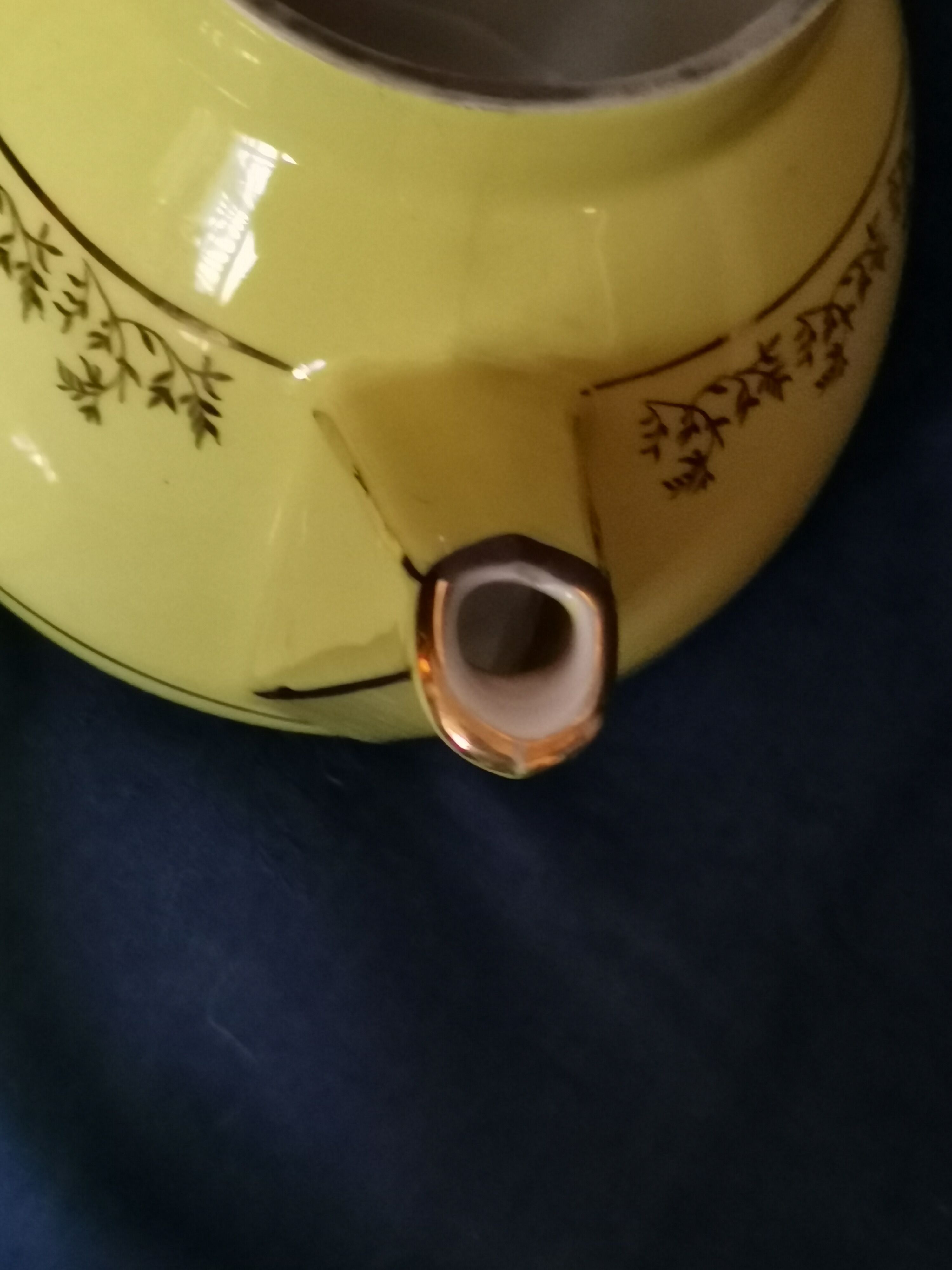 Théière ancienne jaune frise dorée