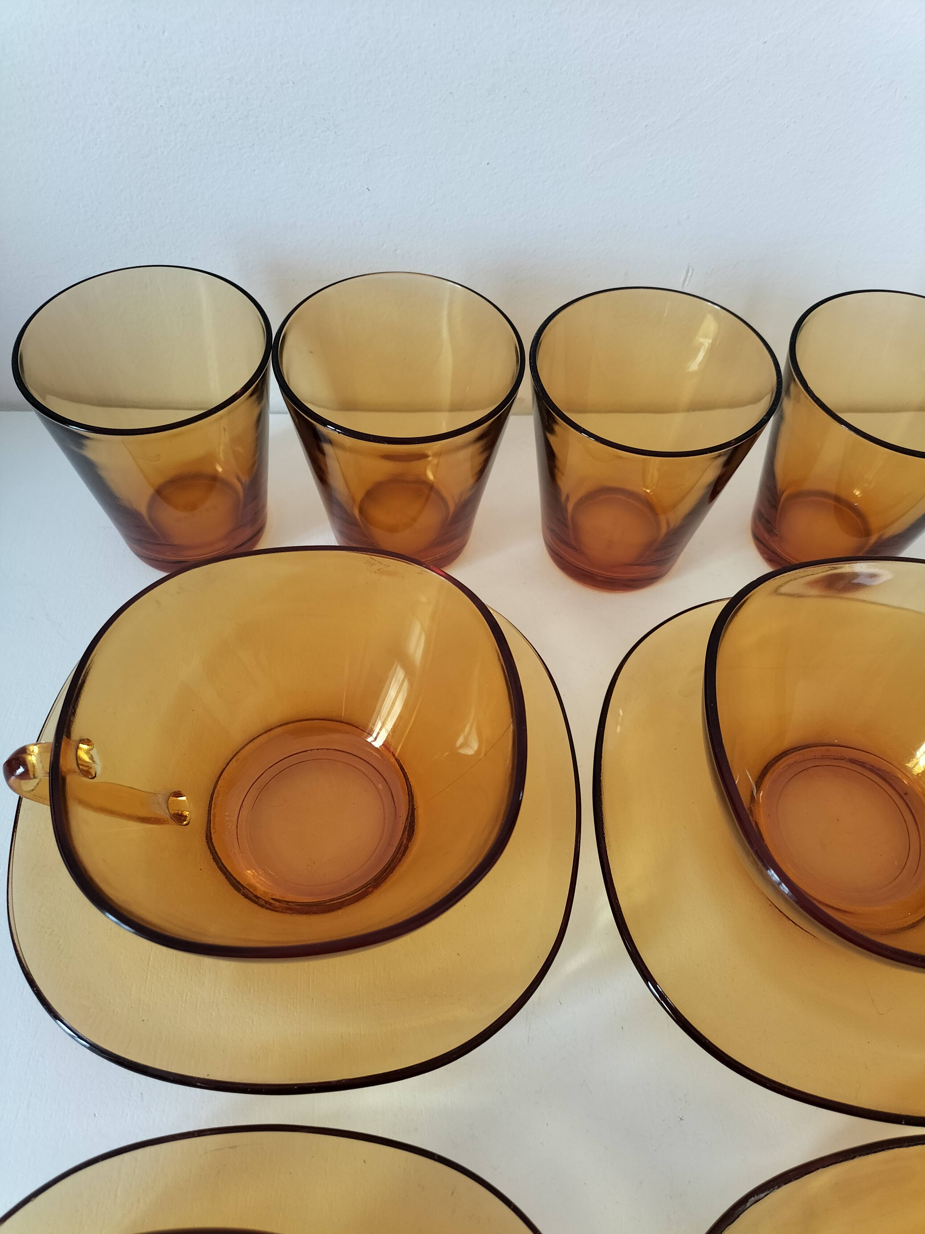 Vereco set: 4 cups, 6 saucers and 4 tumblers