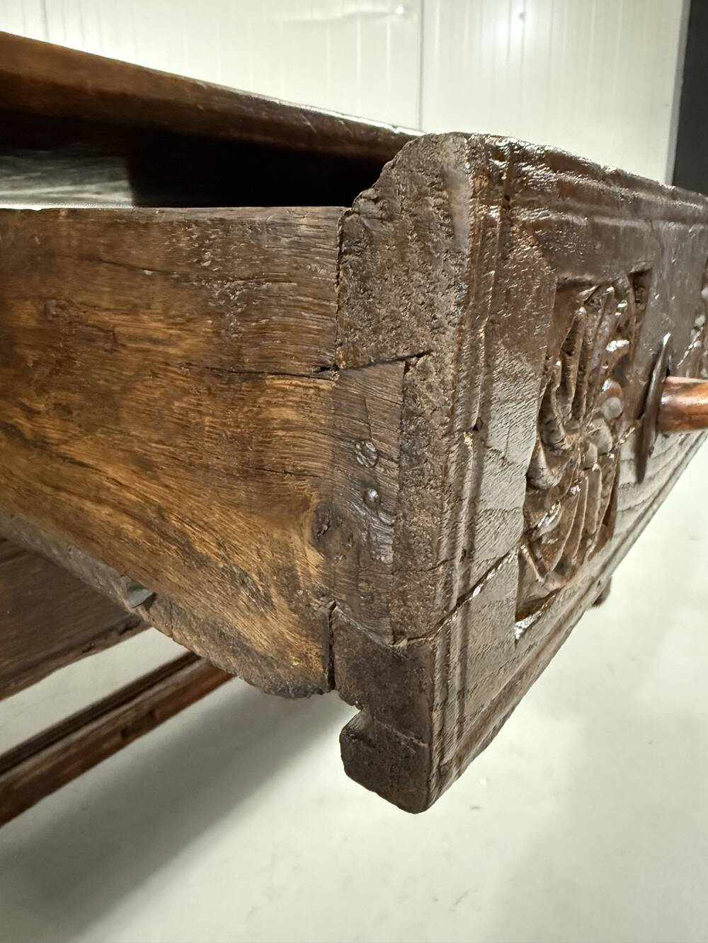 Table basse espagnole antique brutaliste