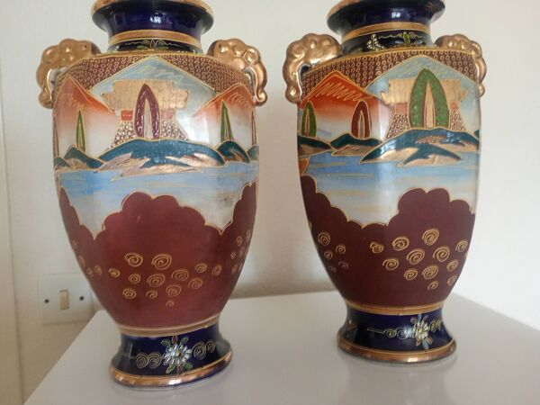 Paire de vases balustre en porcelaine émaillée dorée et peinte, Satsuma Japon