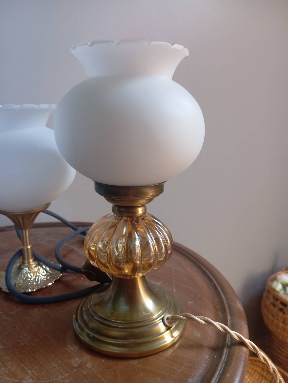 Trio lampes à poser style art deco bronze et opaline blanche