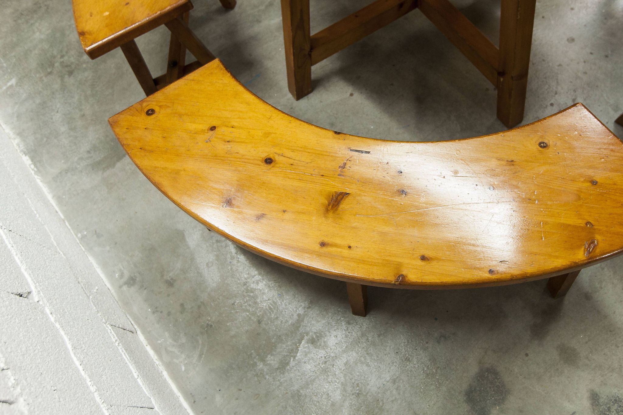 Brutalist ensemble round table 113cm and its 4 rounded stools 1960