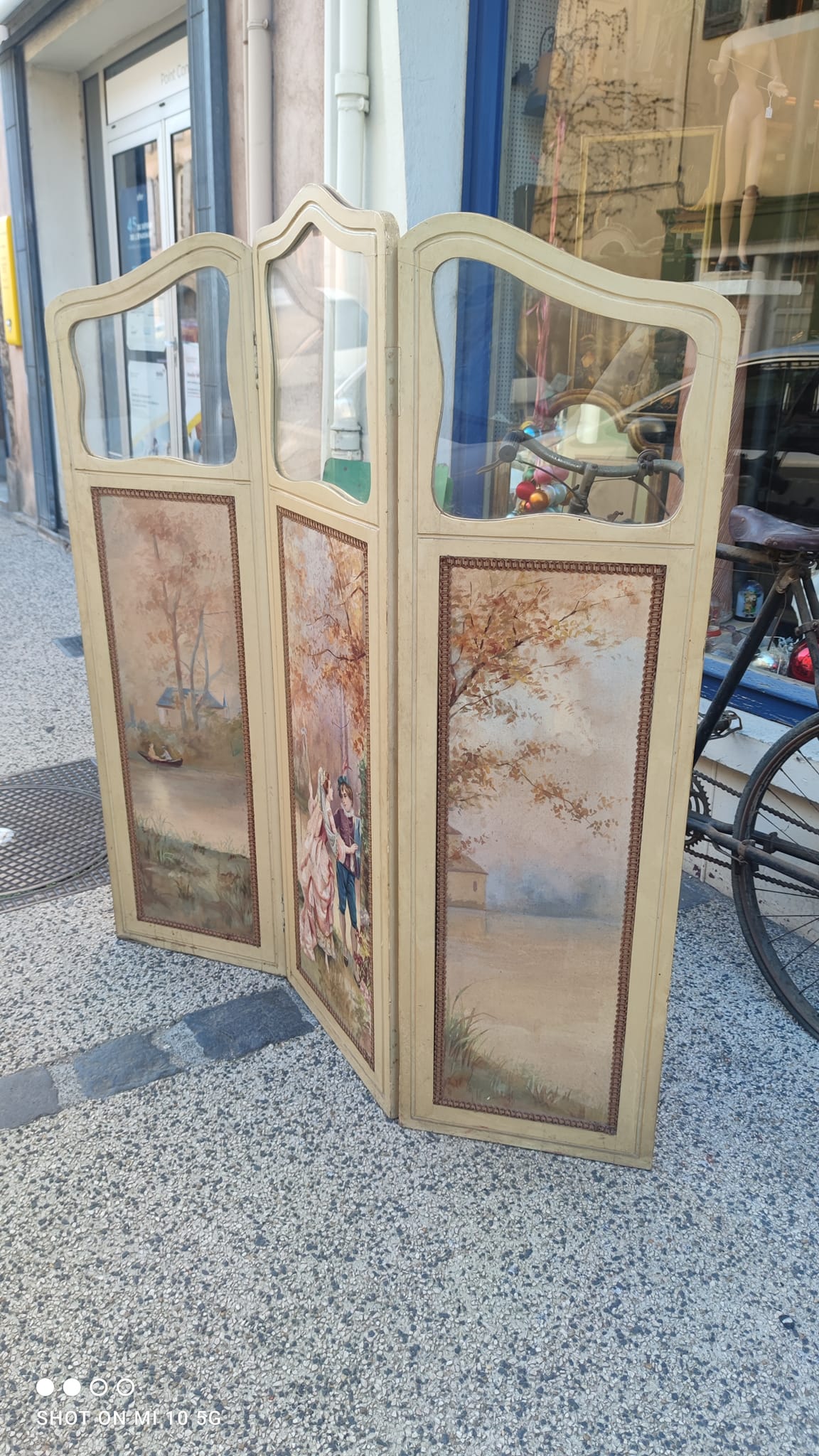 Folding screen or folding screen made of painted wood and painted canvas