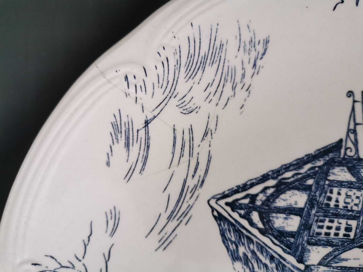 Decorative plate from Gien maison chasse