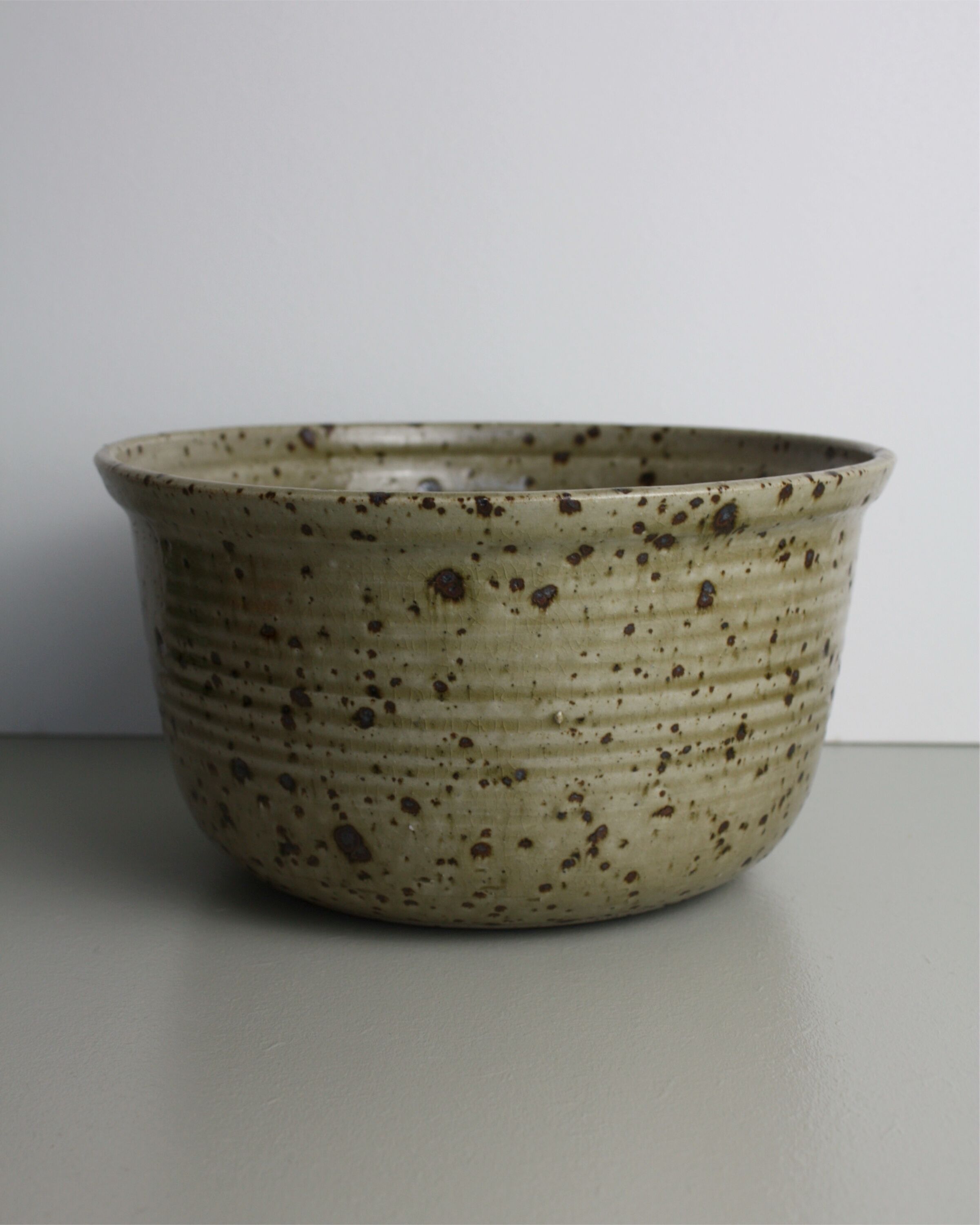 Salad bowl in pyrity sandstone signed