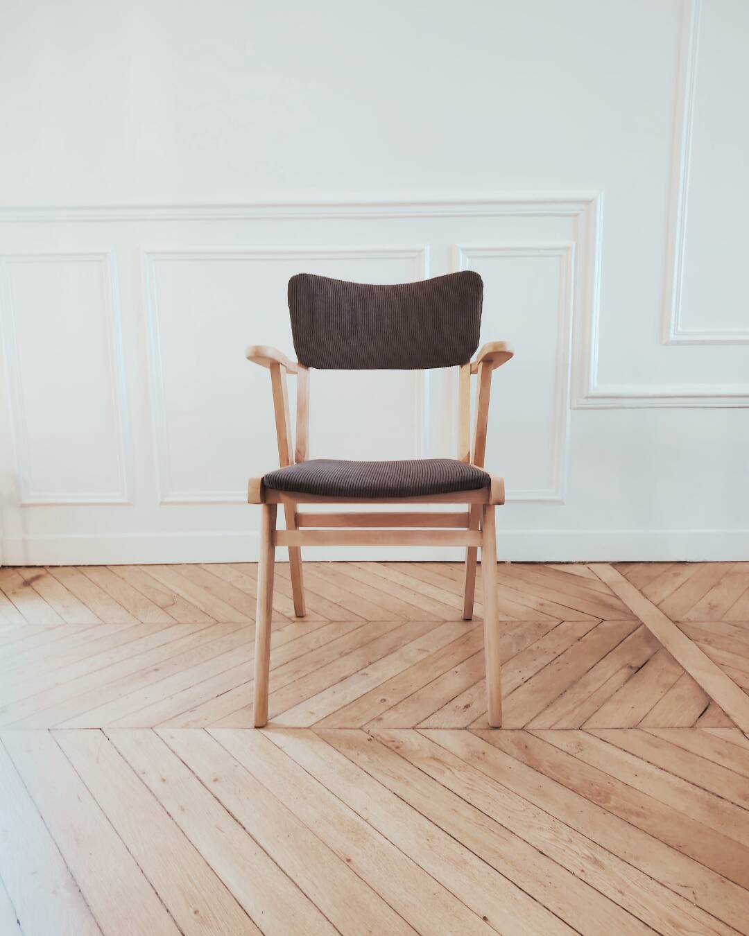 Renovated vintage armchair, bridge from the 1950s.