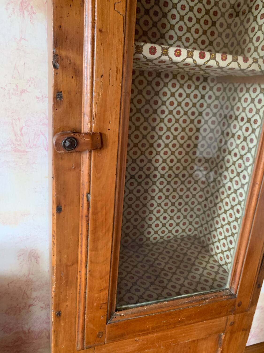 Antique solid wood display cabinet – narrow cabinet