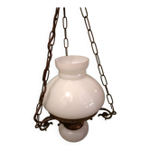 Suspension ancienne en opaline blanche et laiton