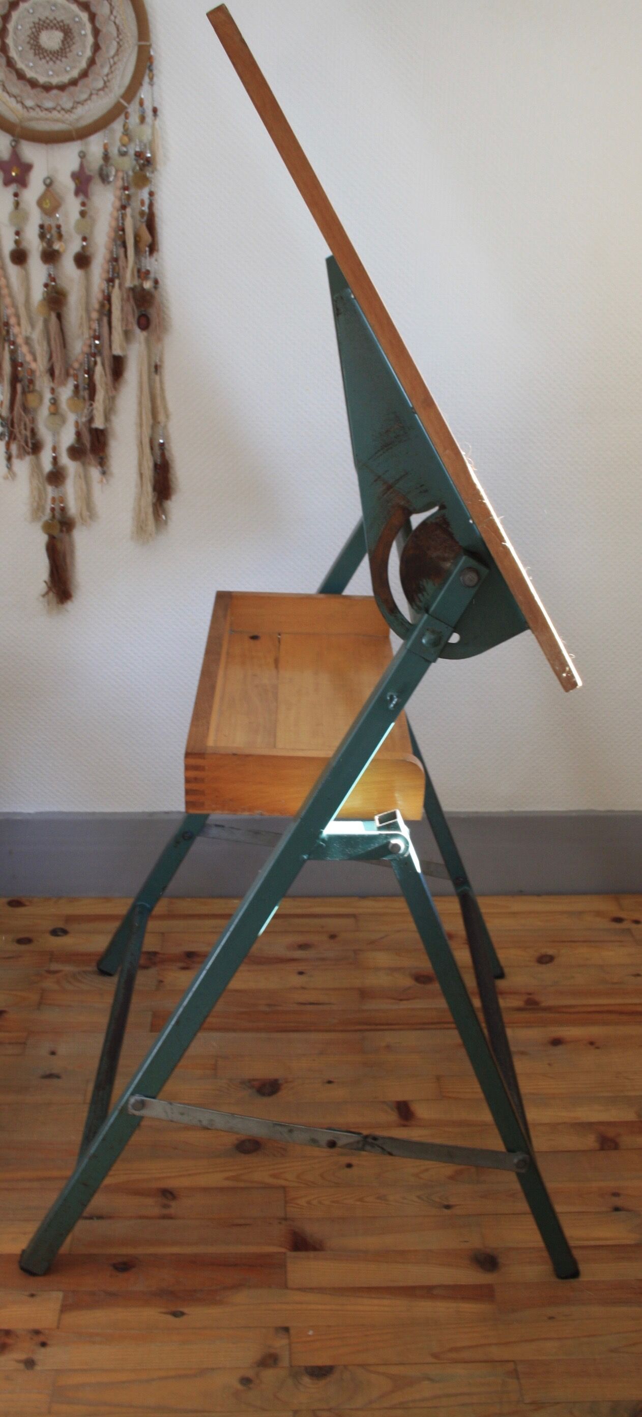 Adjustable drawing table