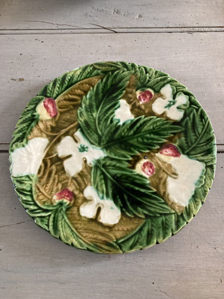 Set of 2 strawberry plates Majolica Barbotine