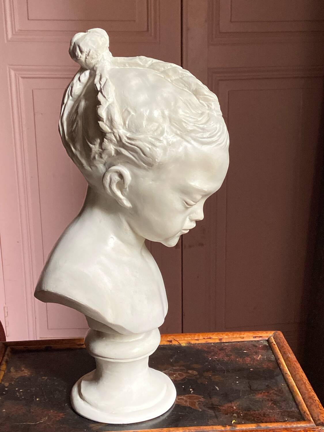 Sculpture en plâtre, buste d’enfant la boudeuse