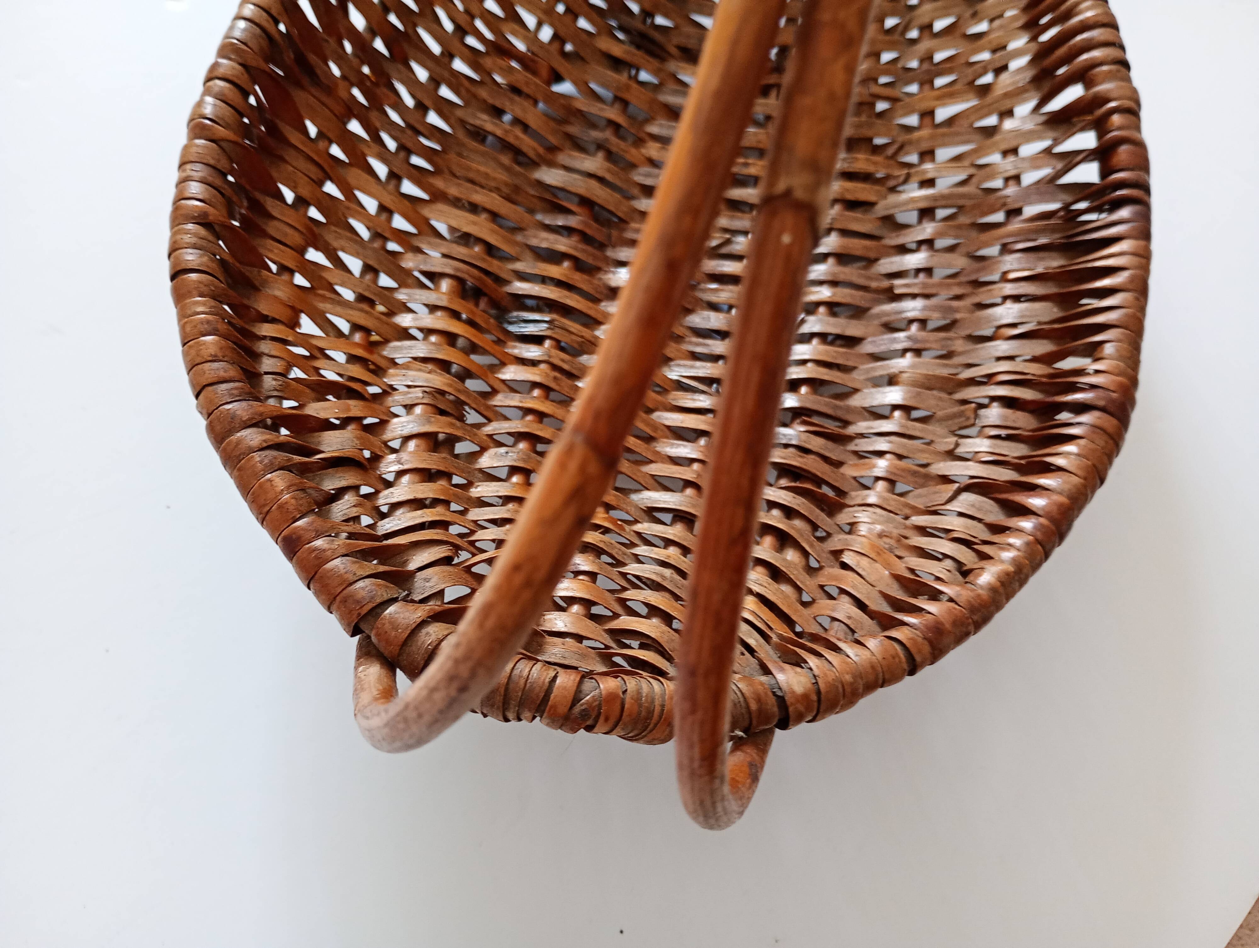 Panier plat en osier tressé