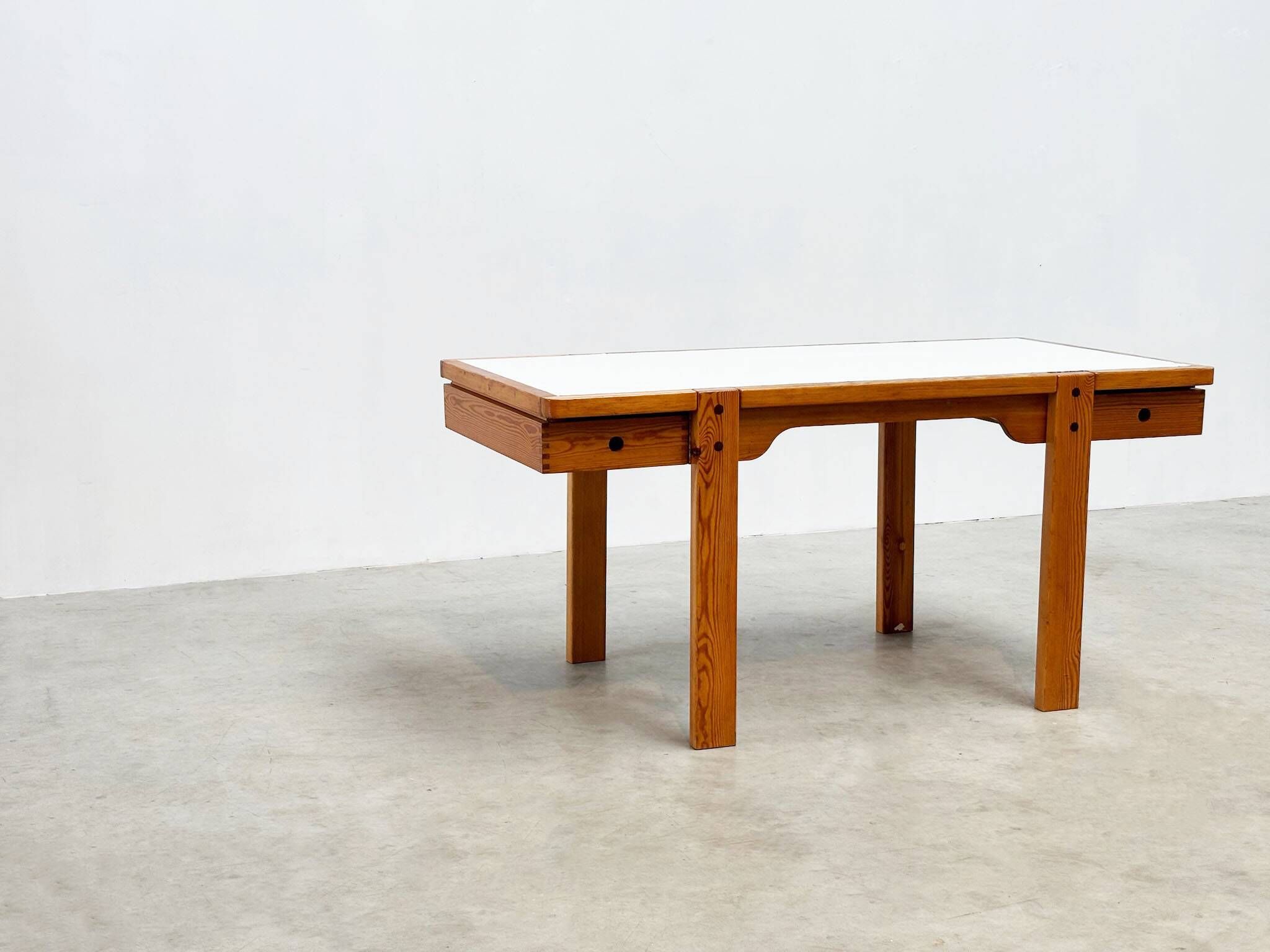 Bureau en pin original des années 1970