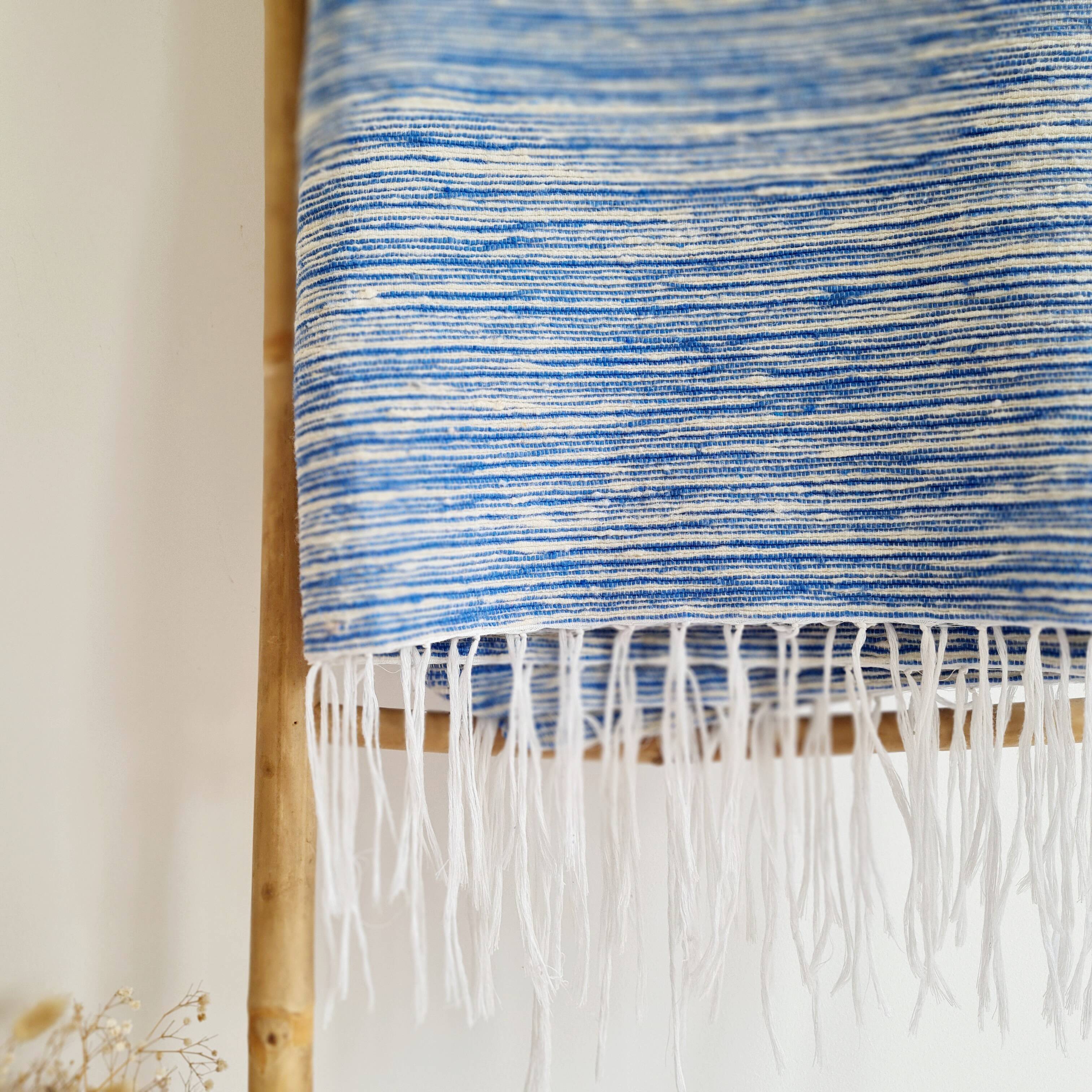 Plaid marocain artisanat rayures blanches et bleues