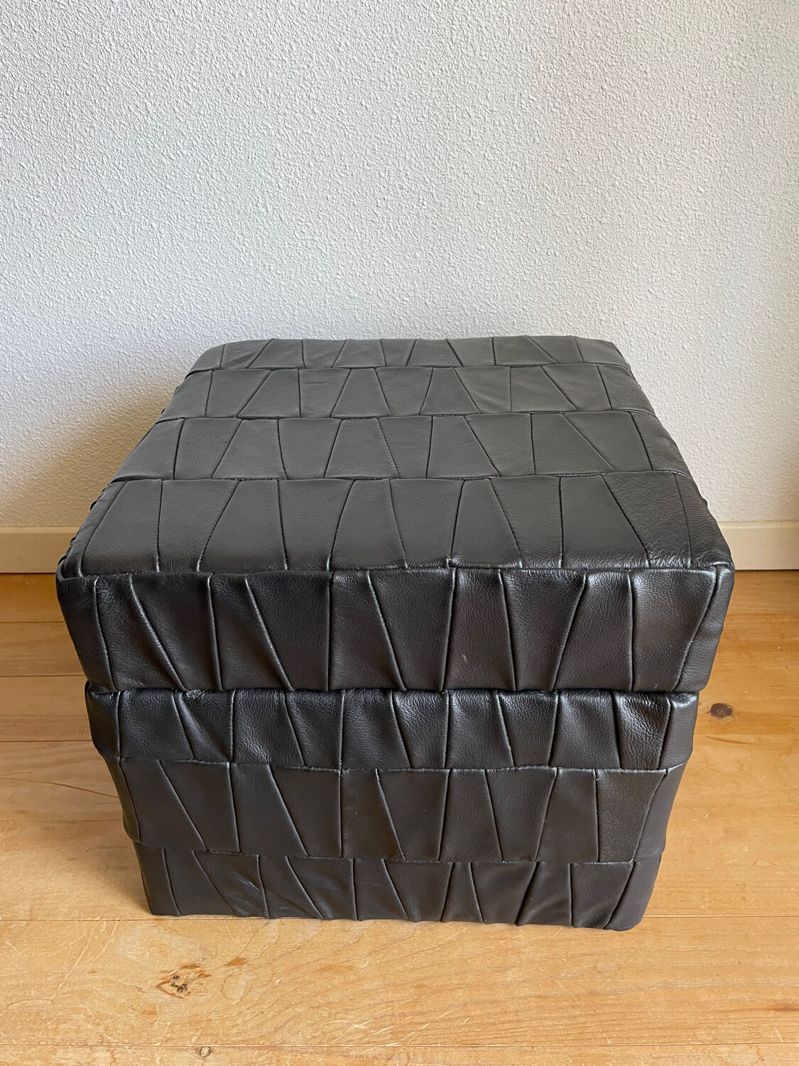 Black leather chest ottoman from Sède