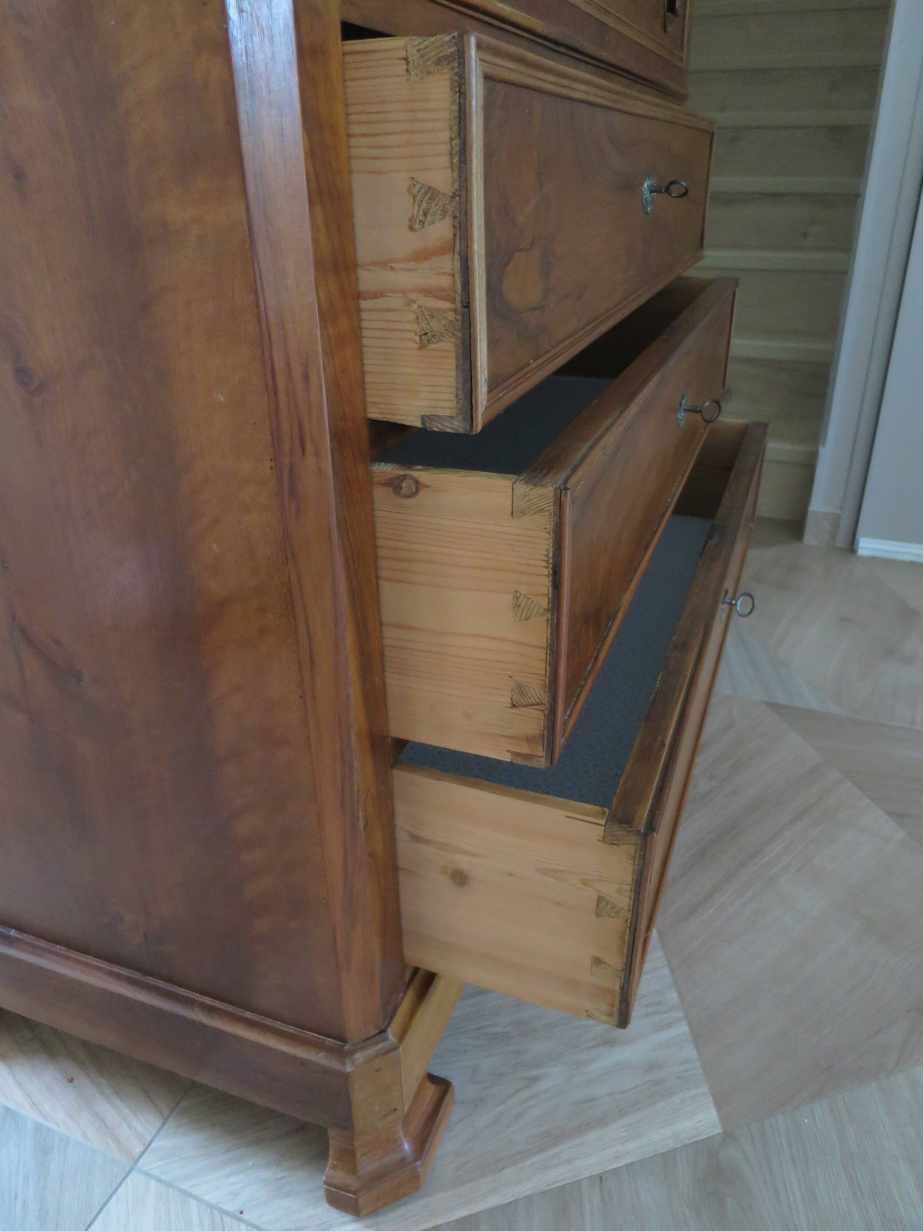 Rare - Pretty old chest of drawers with 4 drawers and 3 locks - In walnut - 1930