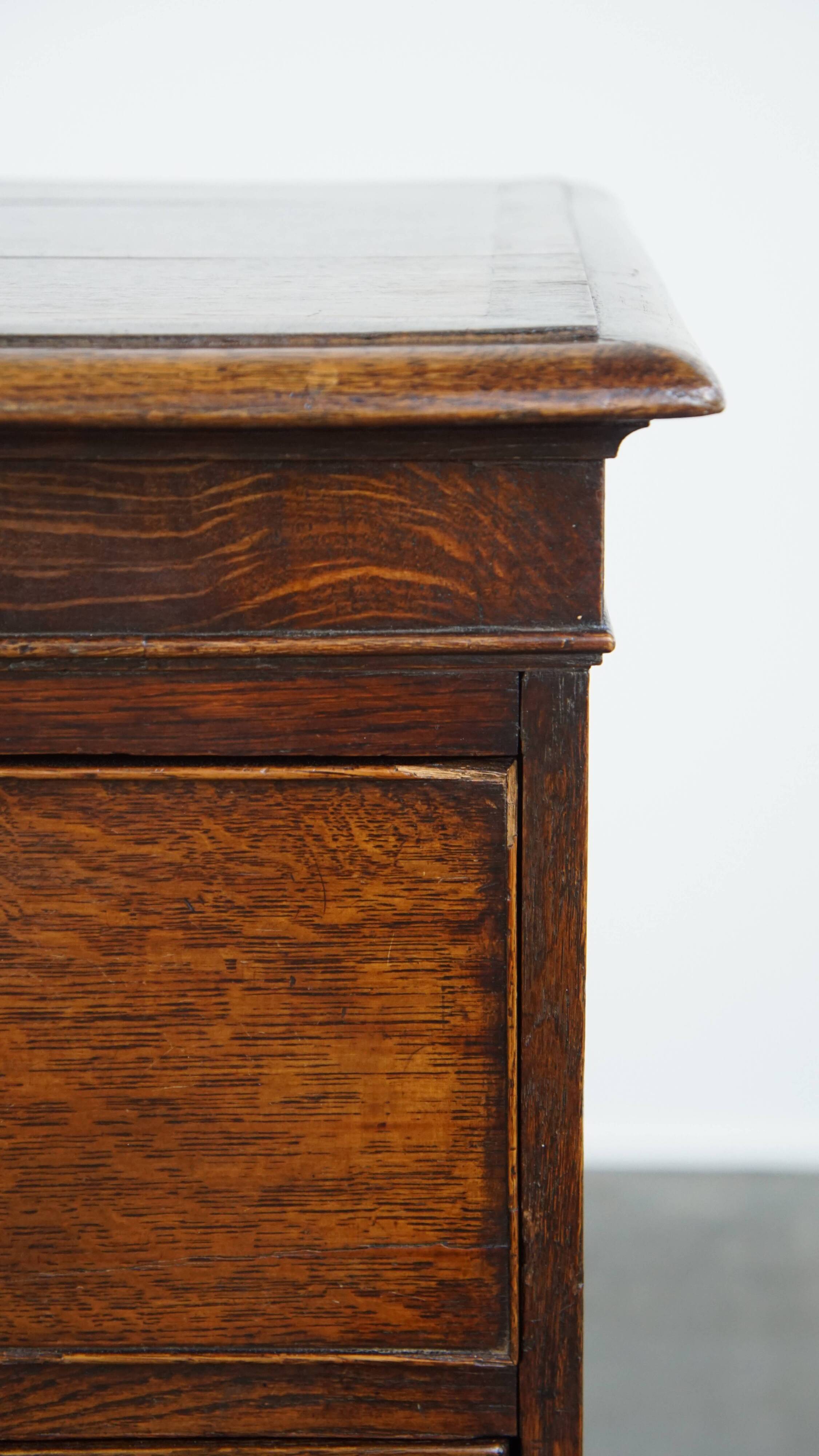English antique oak chest of drawers with 5 drawers from the 18th century