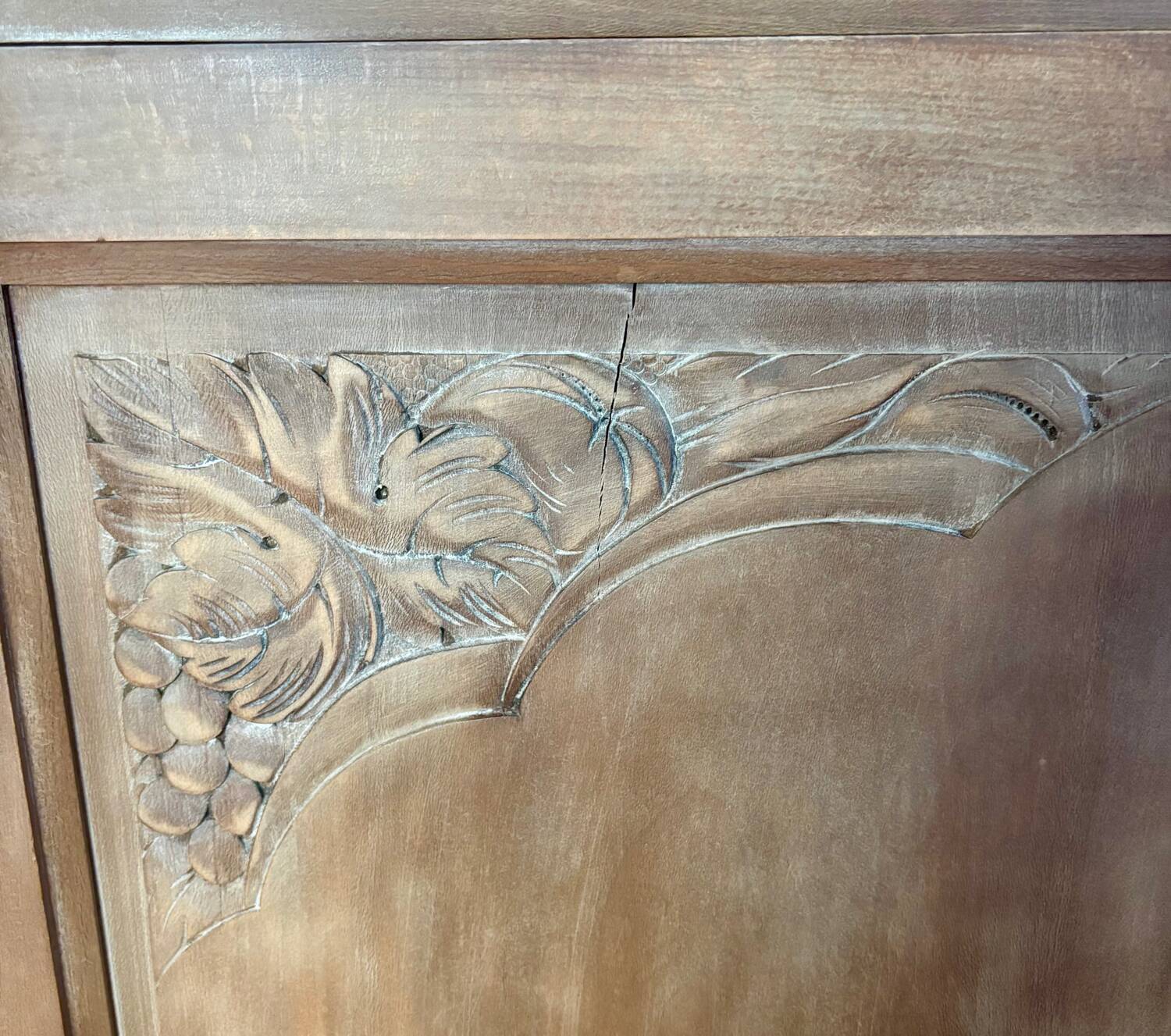 Buffet Art Déco des années 40 en bois massif blanchi – restaurer