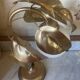 Lampe en métal doré et opaline 70’s