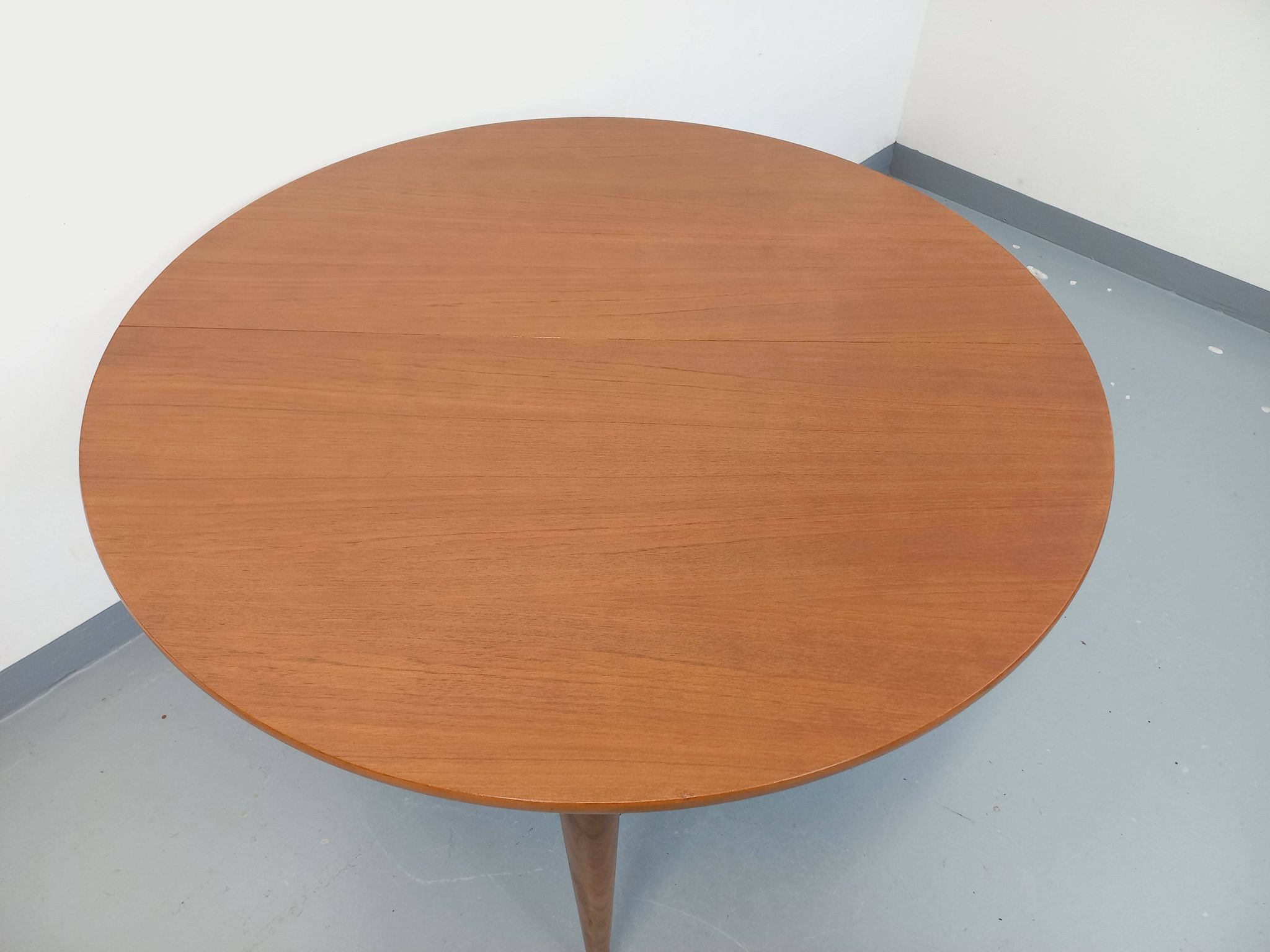 Round dining table in vintage Scandinavian style from the 50s and 60s in teak.