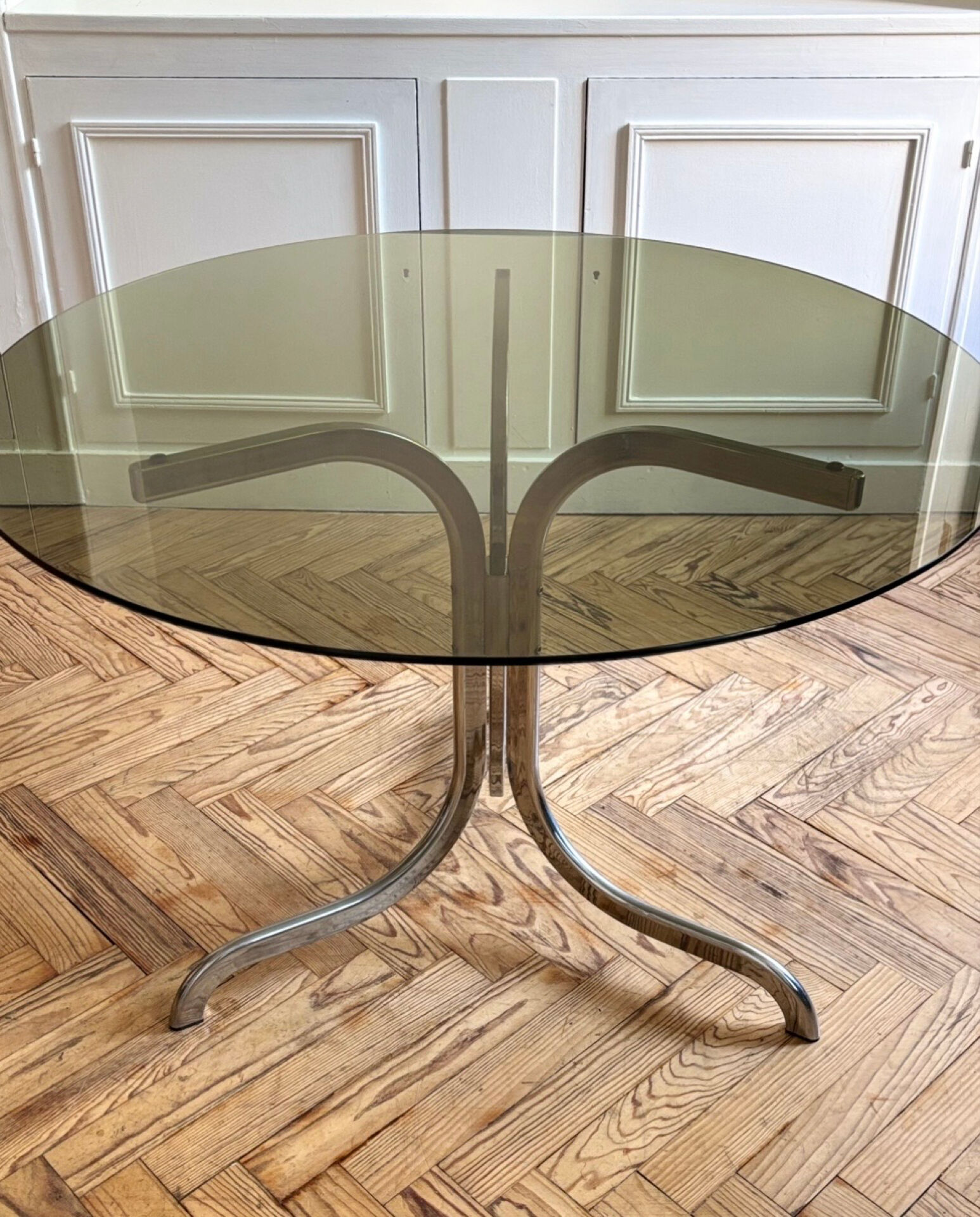 Table ronde en verre fumé et chrome