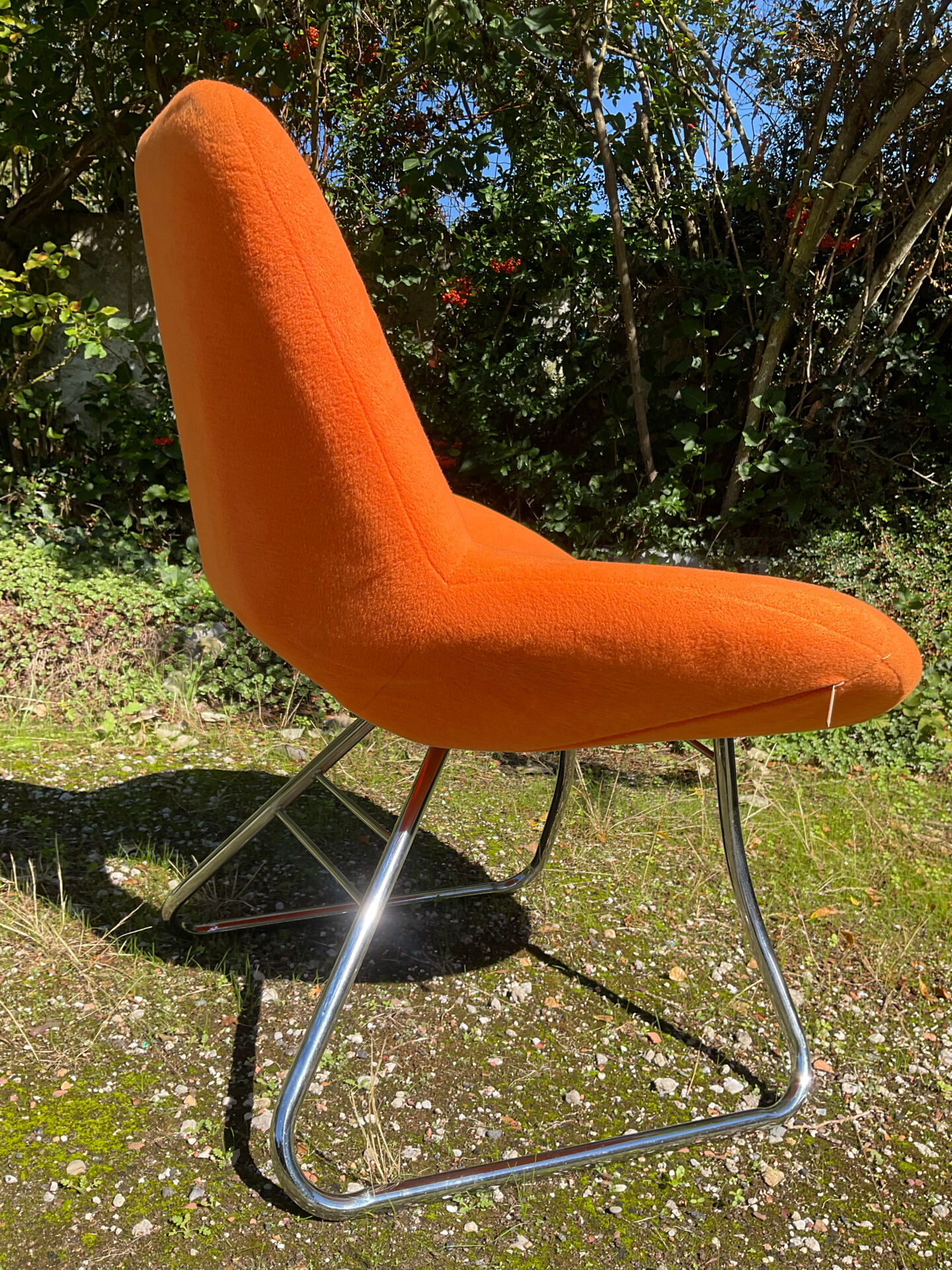 Fauteuil vintage orange et pied chromé