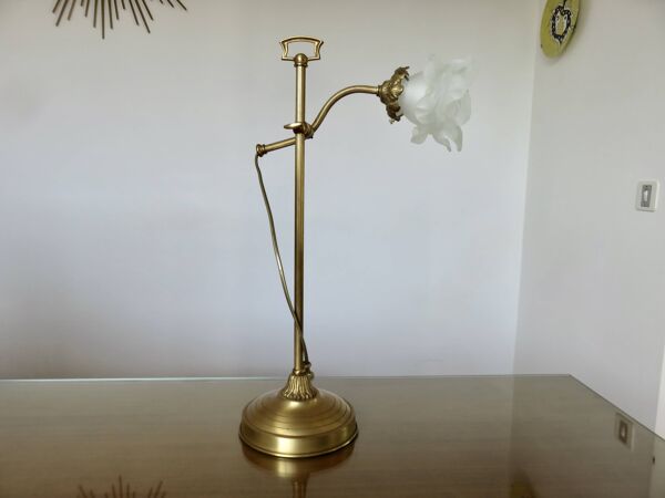 Grande lampe art nouveau en laiton, tulipe en verre dépoli en forme de rose