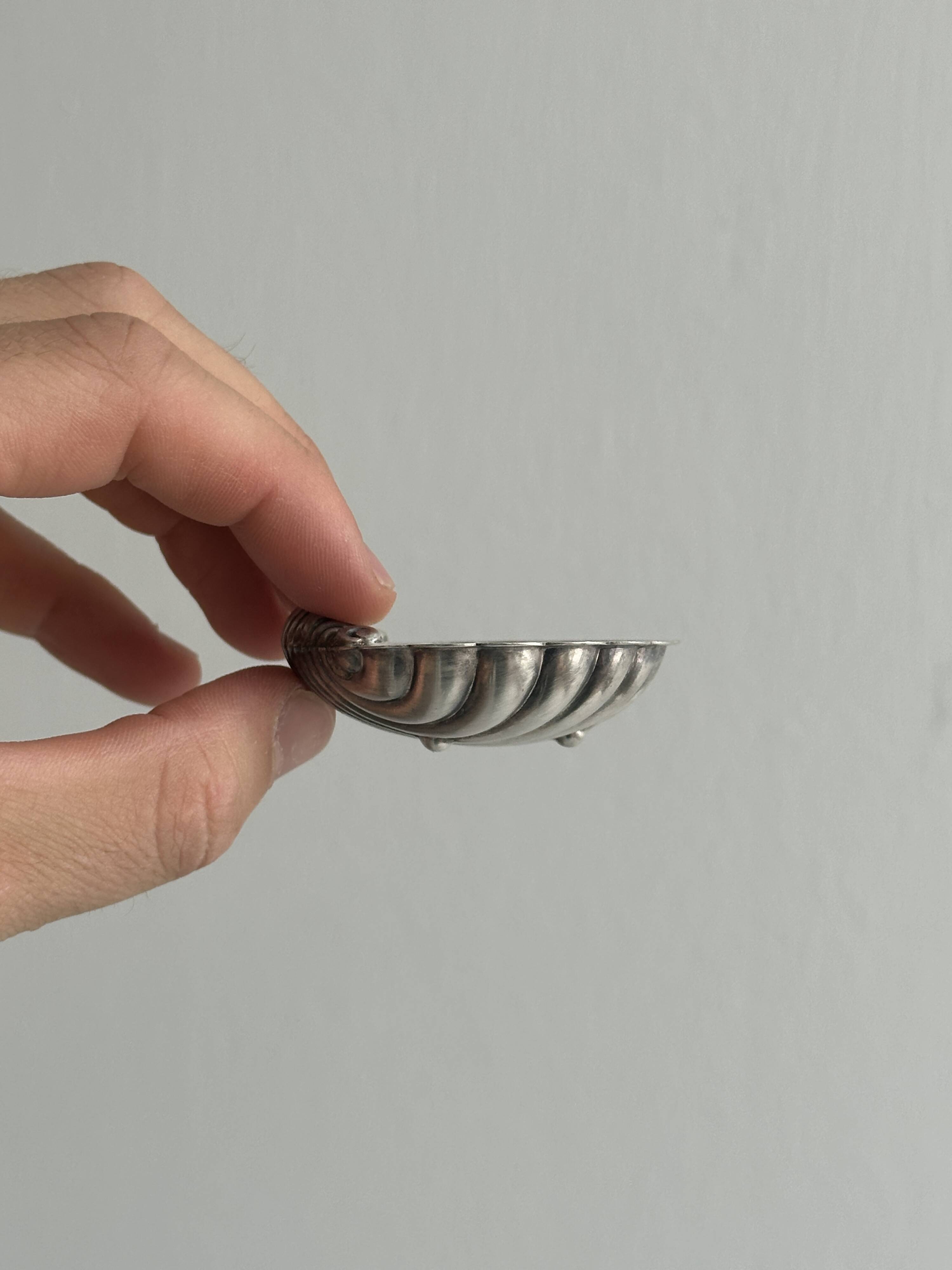 2 light metal shell cups