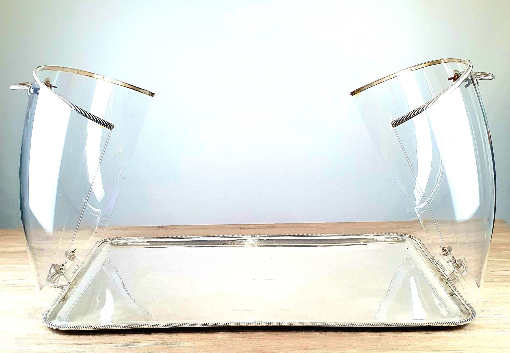 Large serving platter with lid, in silver metal.