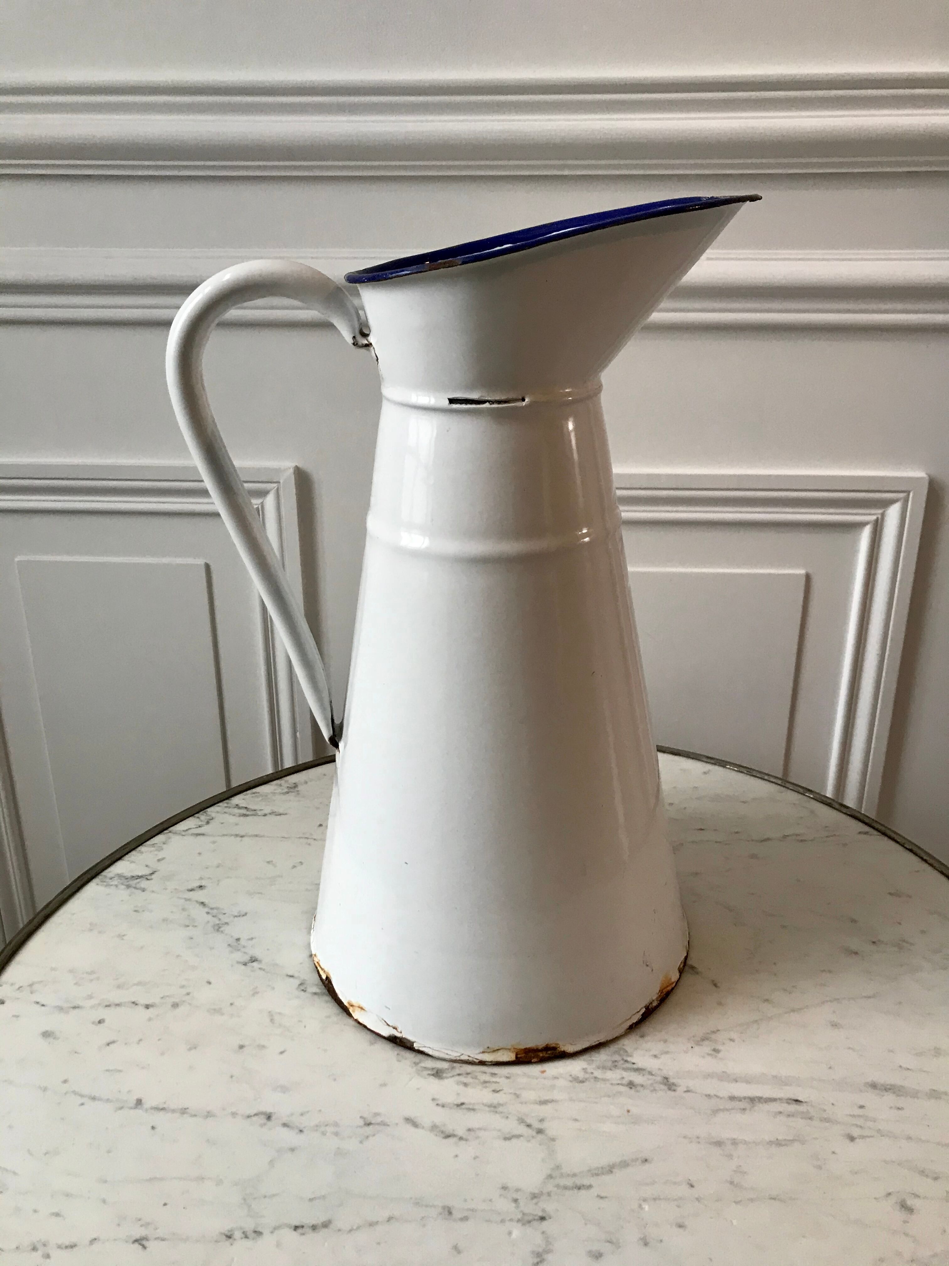 Old pitcher in enamelled sheet metal 20s-30s