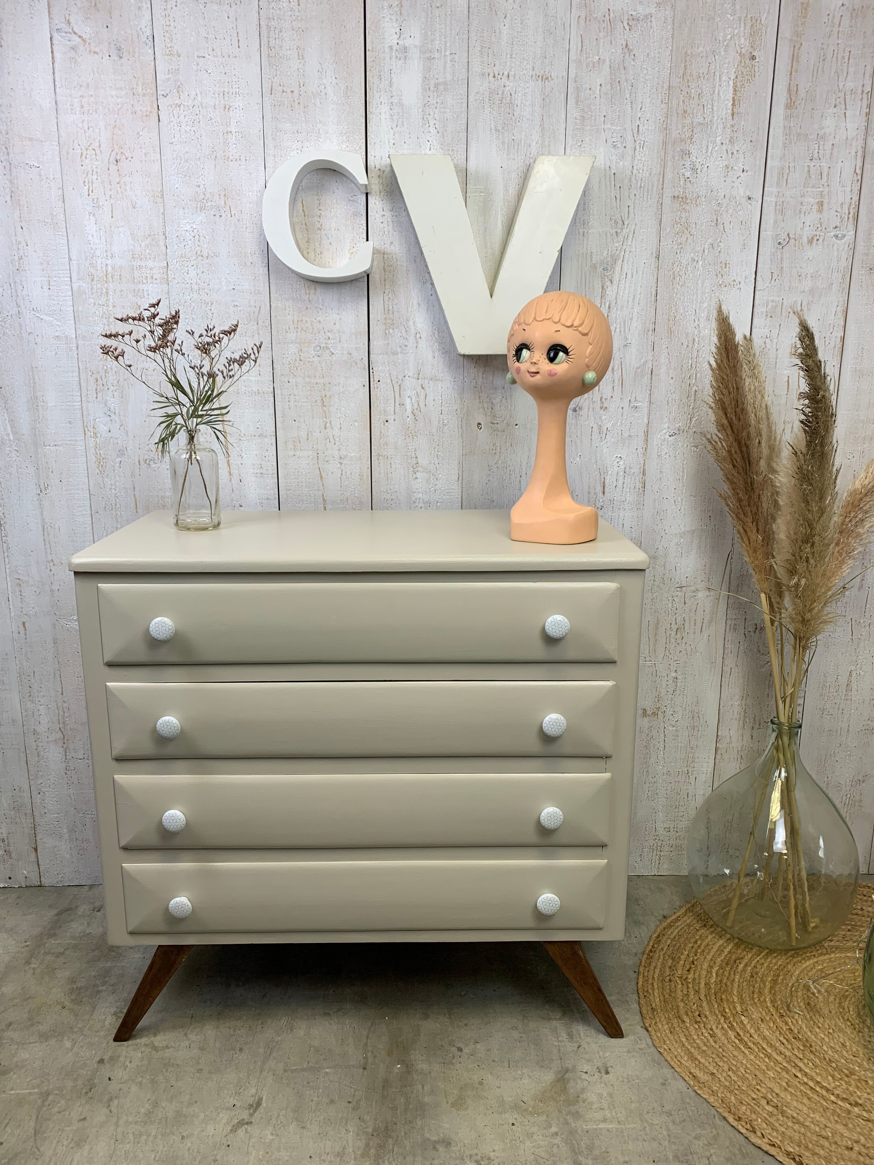 Dresser with compass feet