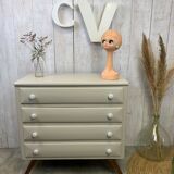 Dresser with compass feet