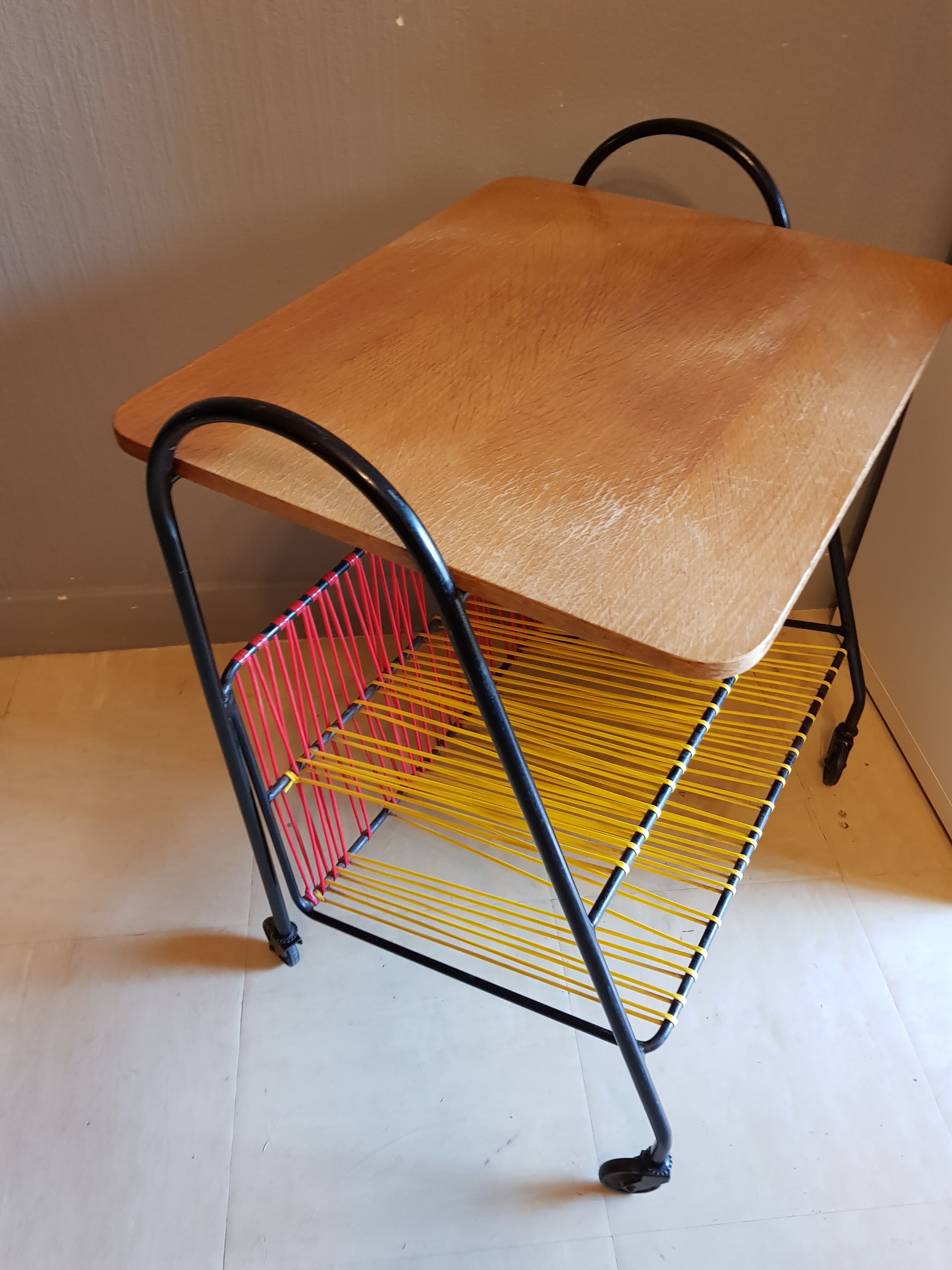 Serving table magazines rack with scoubidou