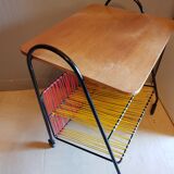 Serving table magazines rack with scoubidou