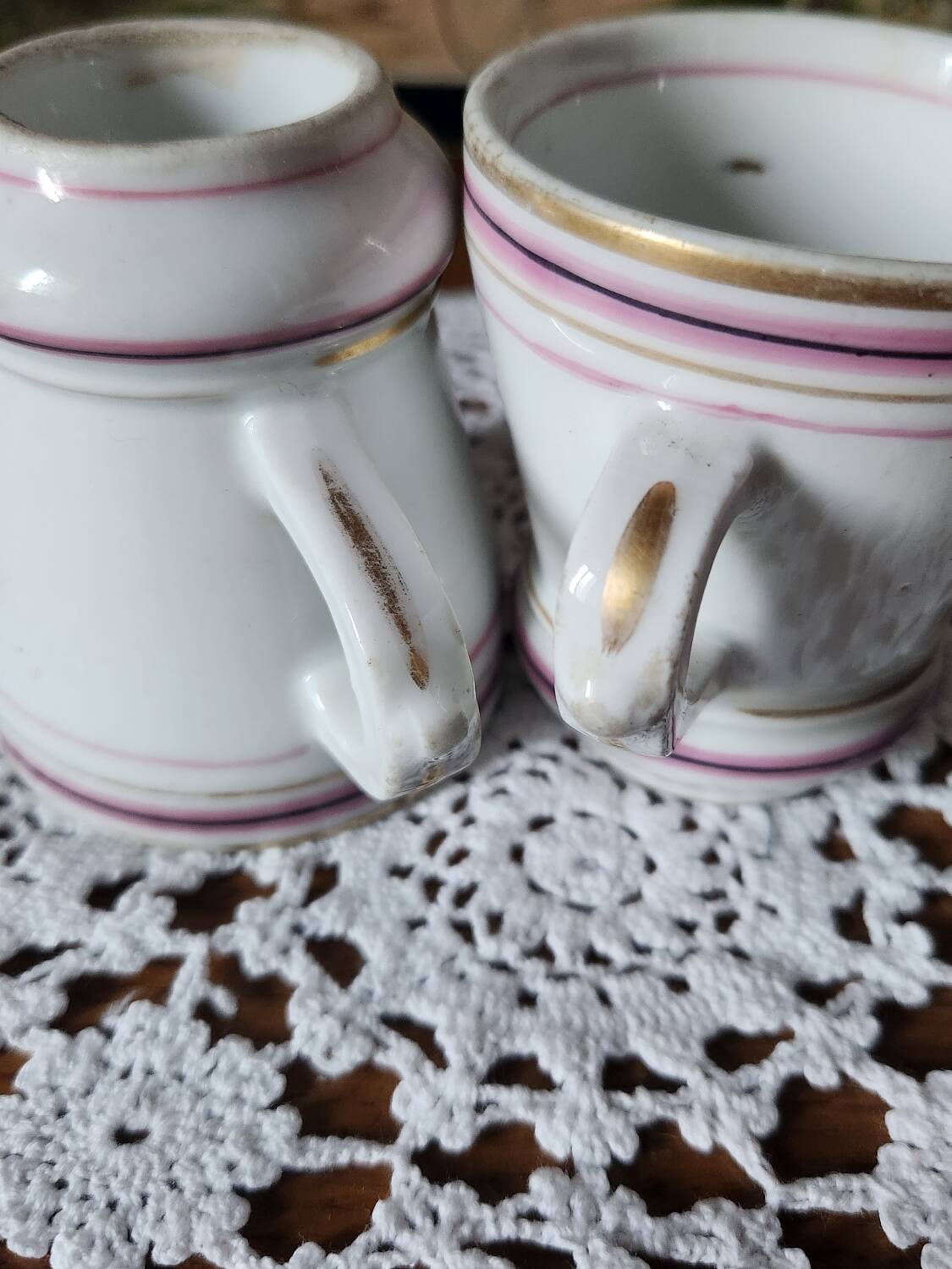 2 tasses à café Brulot de barware lourd taille demi-tasse de la fin des années 1800. Ustensiles blancs expresso Kitchenalia. Bistrot français rustique