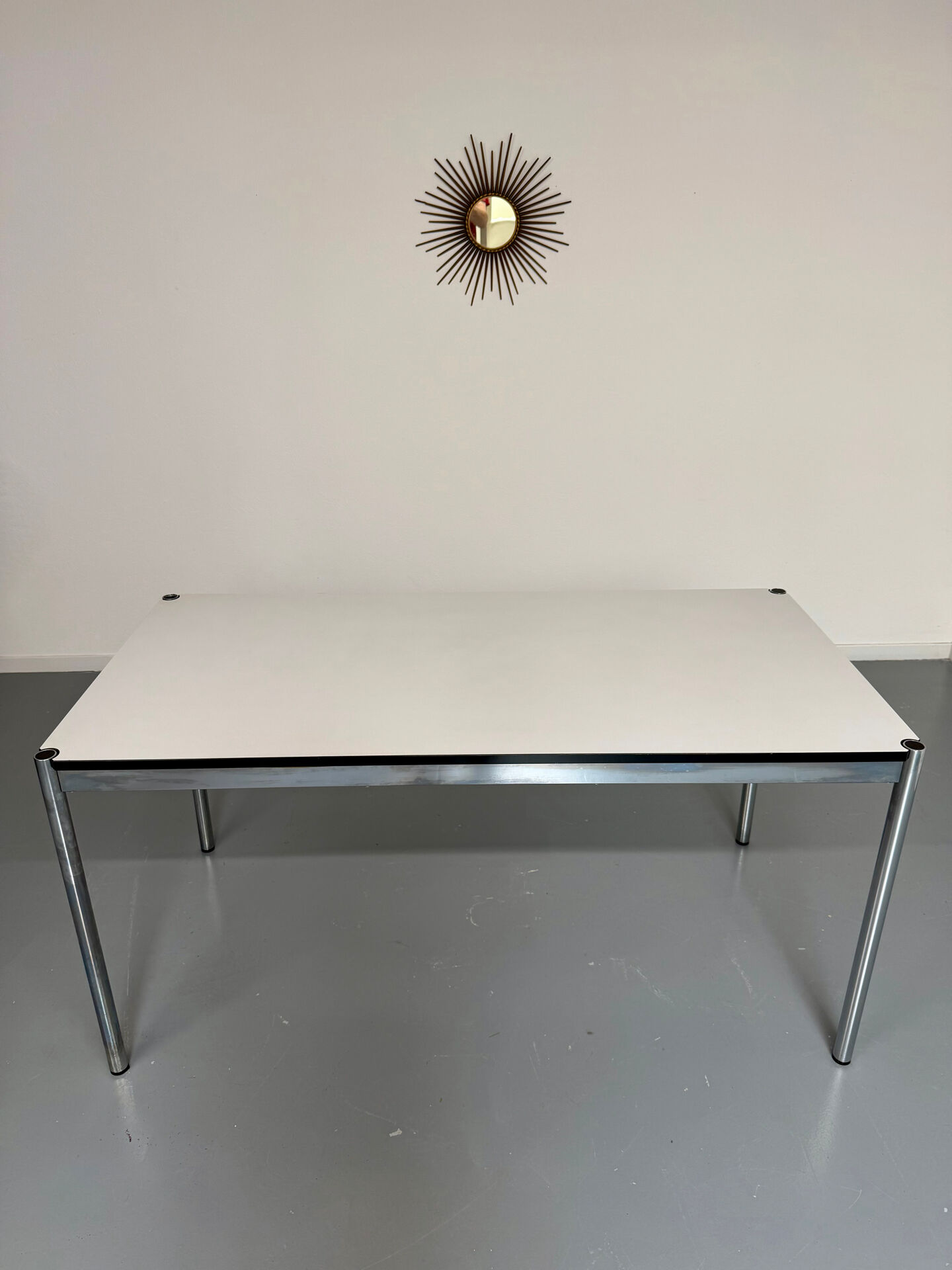 Bureau ou table design USM Haller plateau blanc structure métal