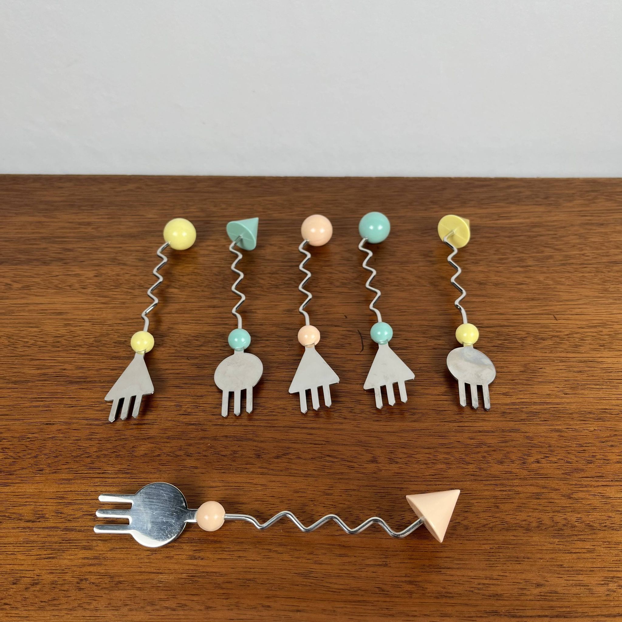 Rare and original Set of 6 Memphis dessert forks, Japan, 1980/90