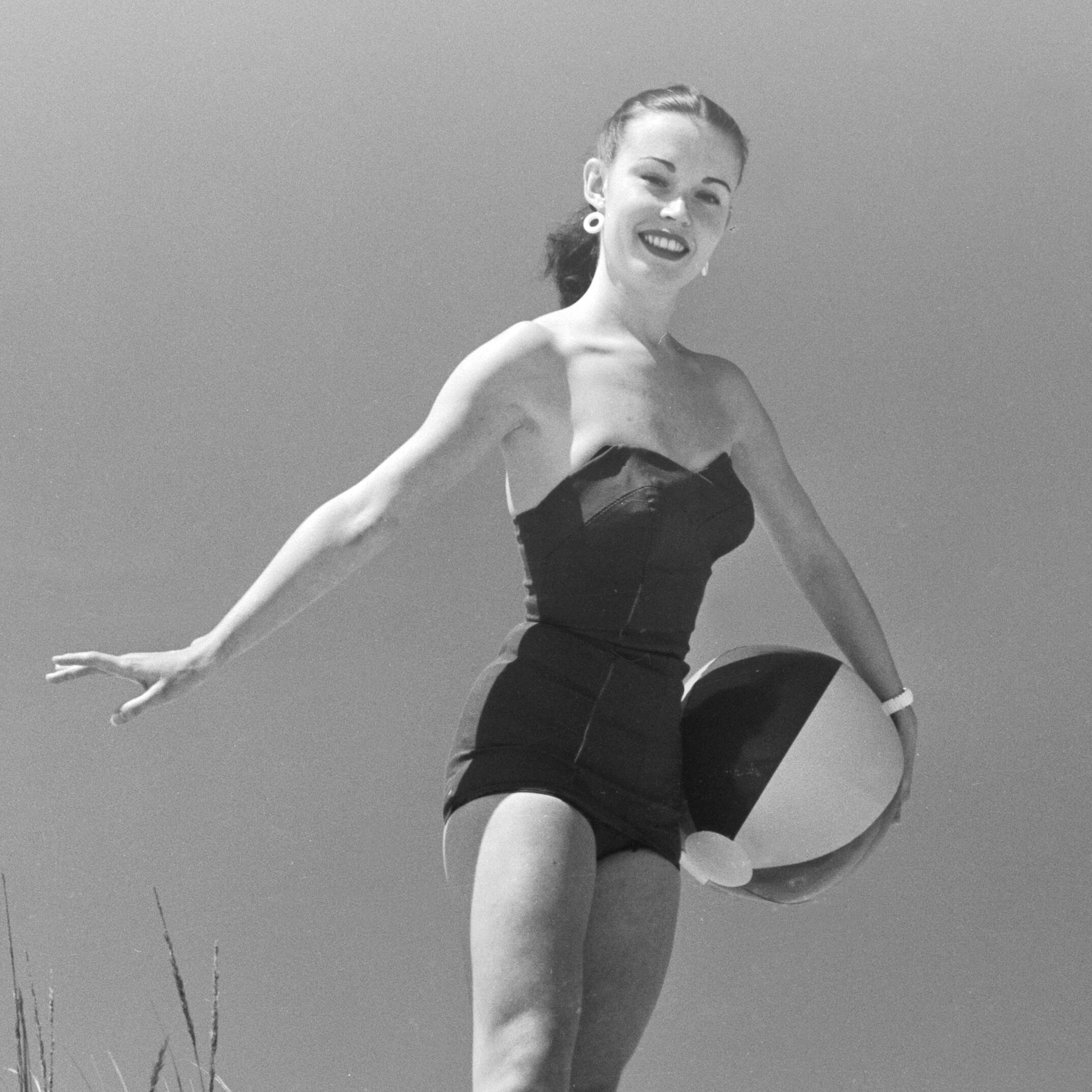 Paper photo barium 300g Pin Up at 60-year-round woman balloon at the beach