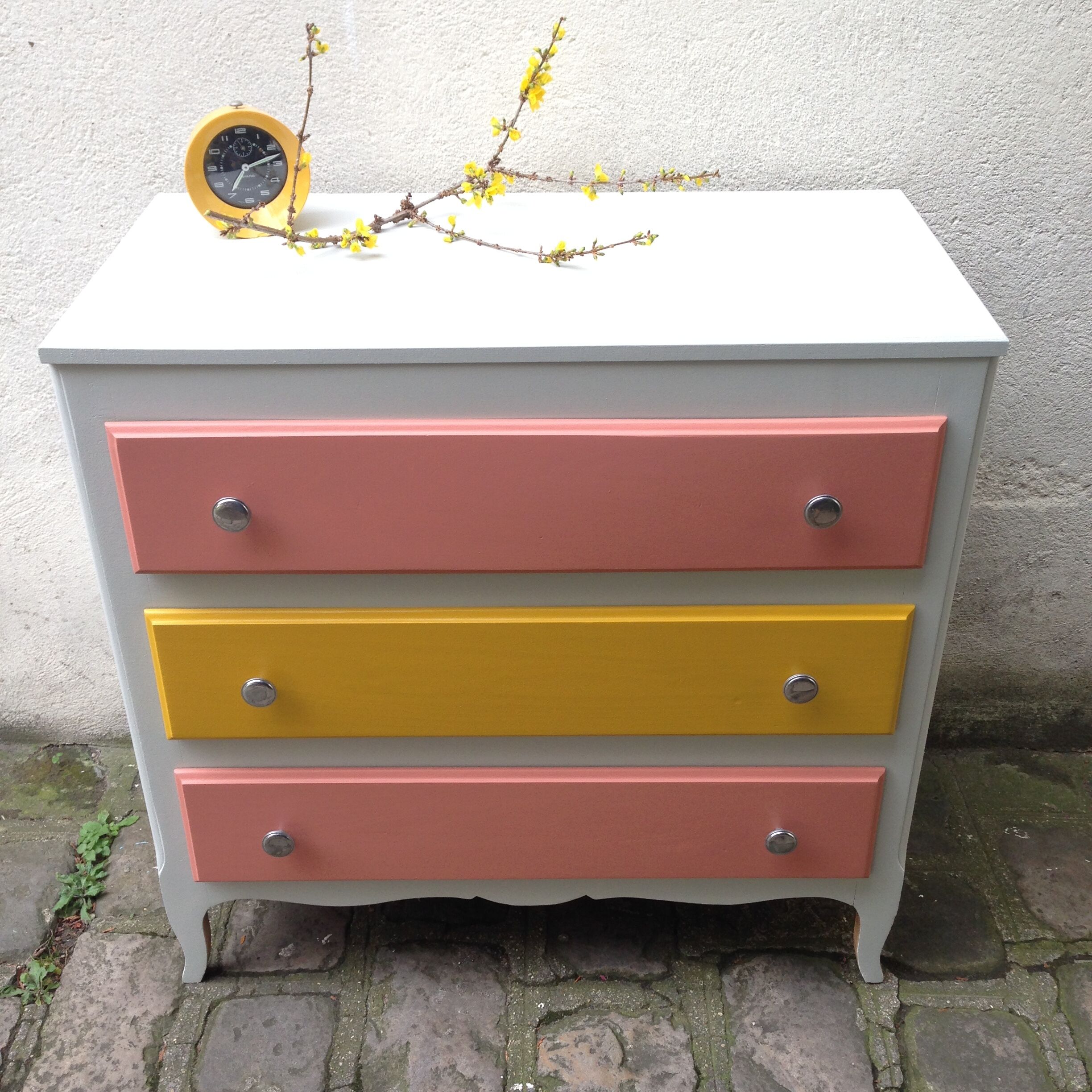 Tricolour dresser