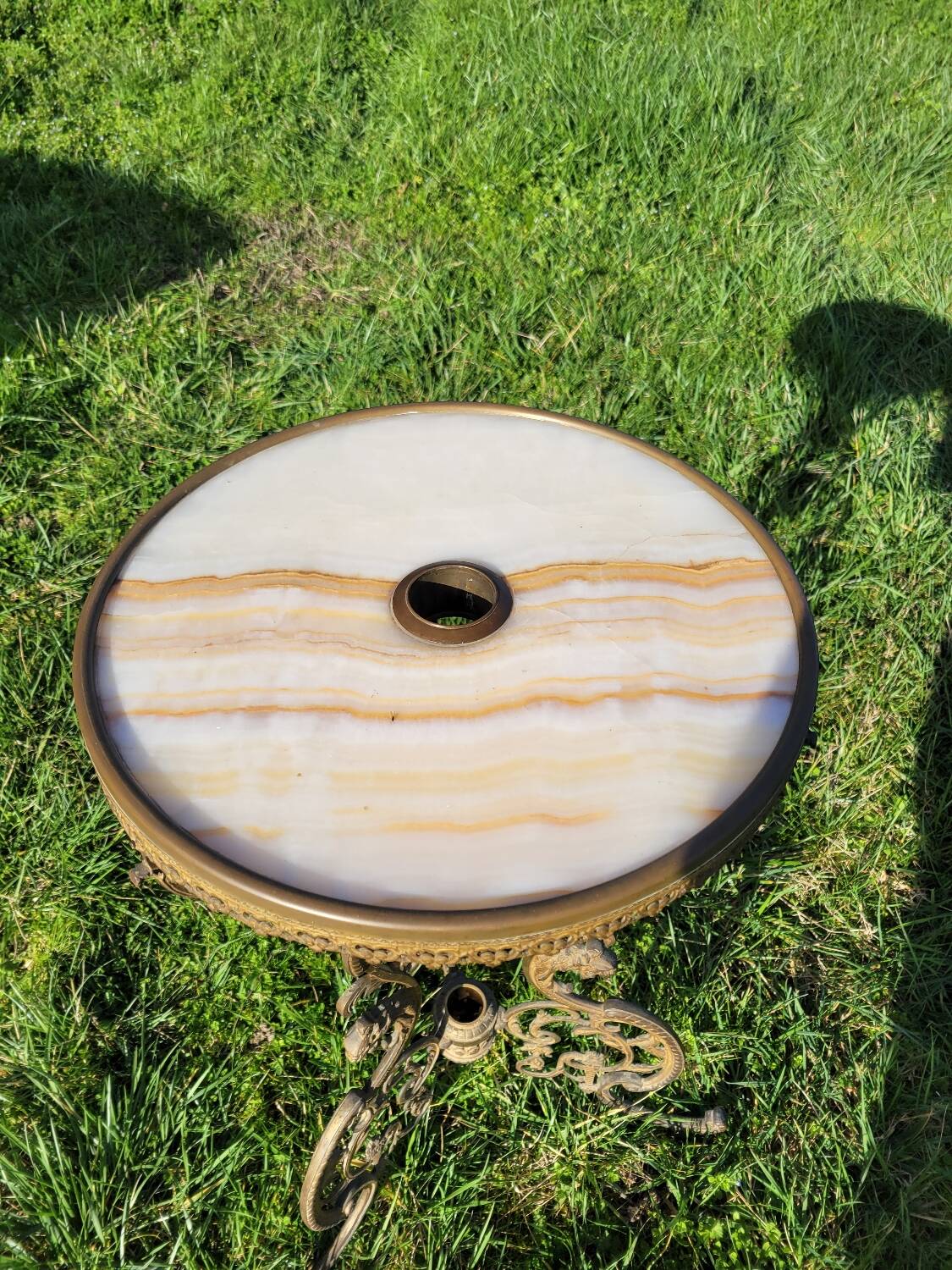 Round table in marble and gilded bronze